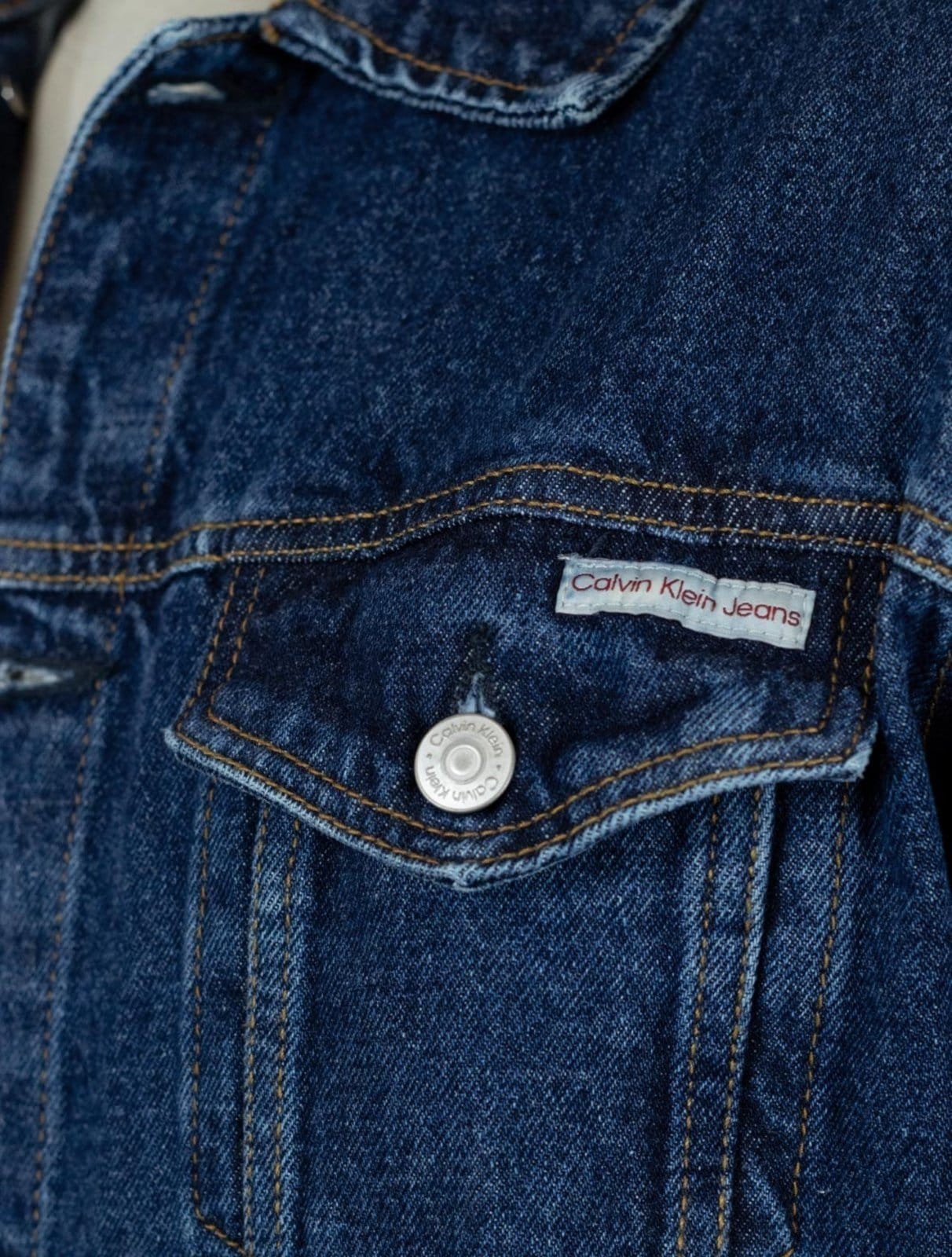 Vista 2 Jaqueta Calvin Klein Jeans Trucker Denim Azul Escuro Calvin Klein azul denim