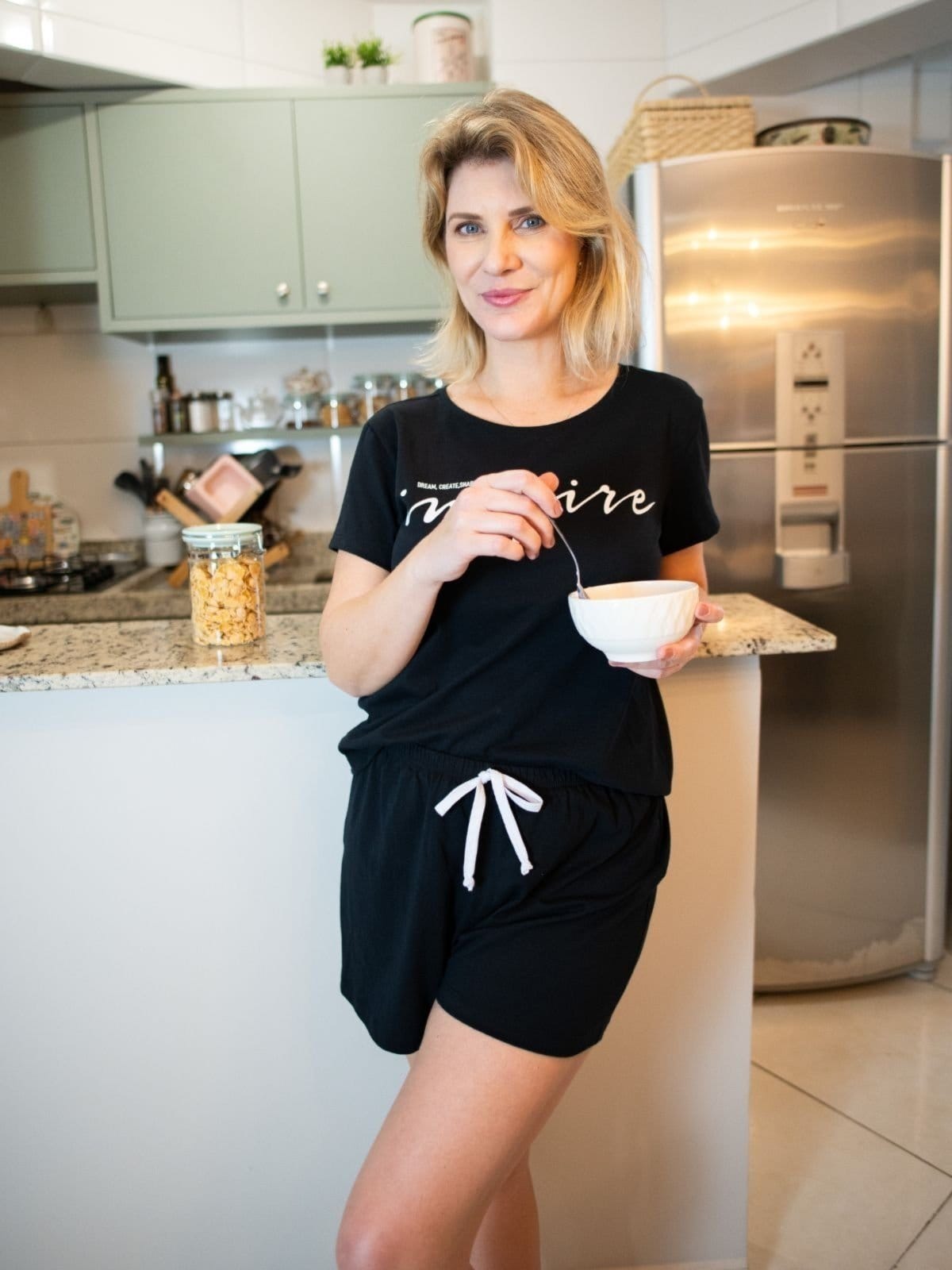 Vista 2 Pijama manga curta e shorts Inês Piante preto