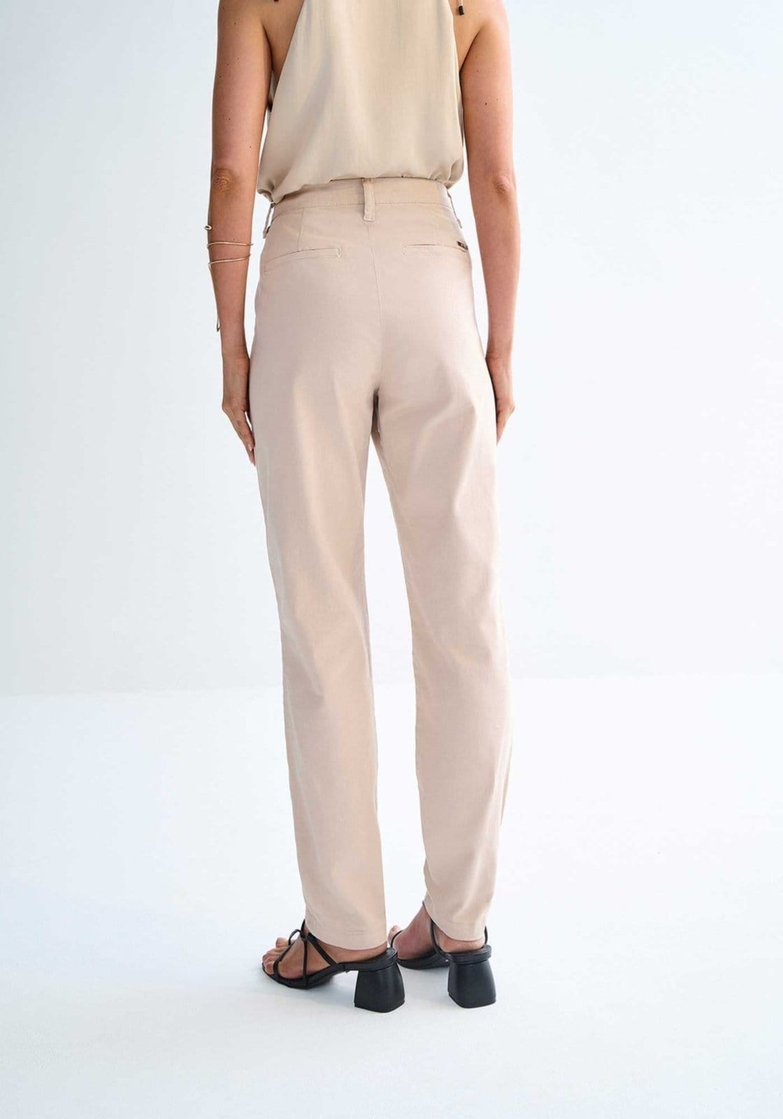 Vista 2 Calça Sarja Reta Cintura Alta Cropped com Elasticidade Lez a Lez bege