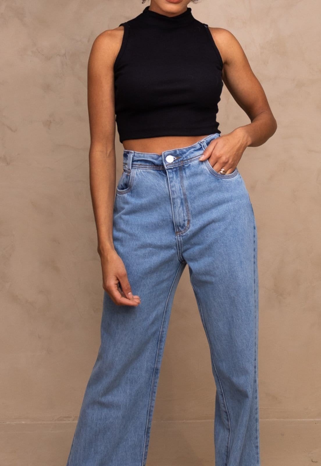 Vista 2 Calça Jeans Cintura Alta Flare Abertura na Barra Jullie Cia do Vestido azul