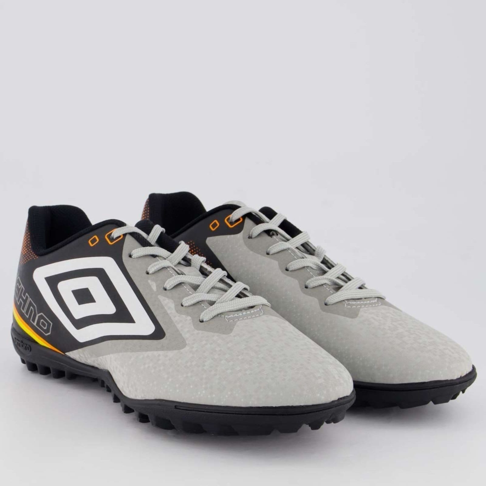 Vista 2 Chuteira Umbro Techno II Society e Preta Umbro cinza