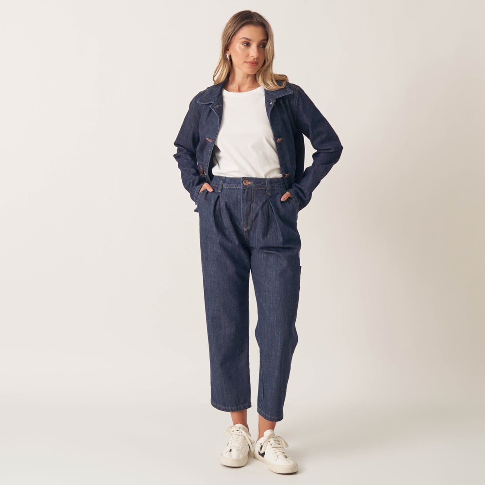 Vista 2 Calça Jeans Cenoura Relaxed Gancho Alongado Bloom azul marinho