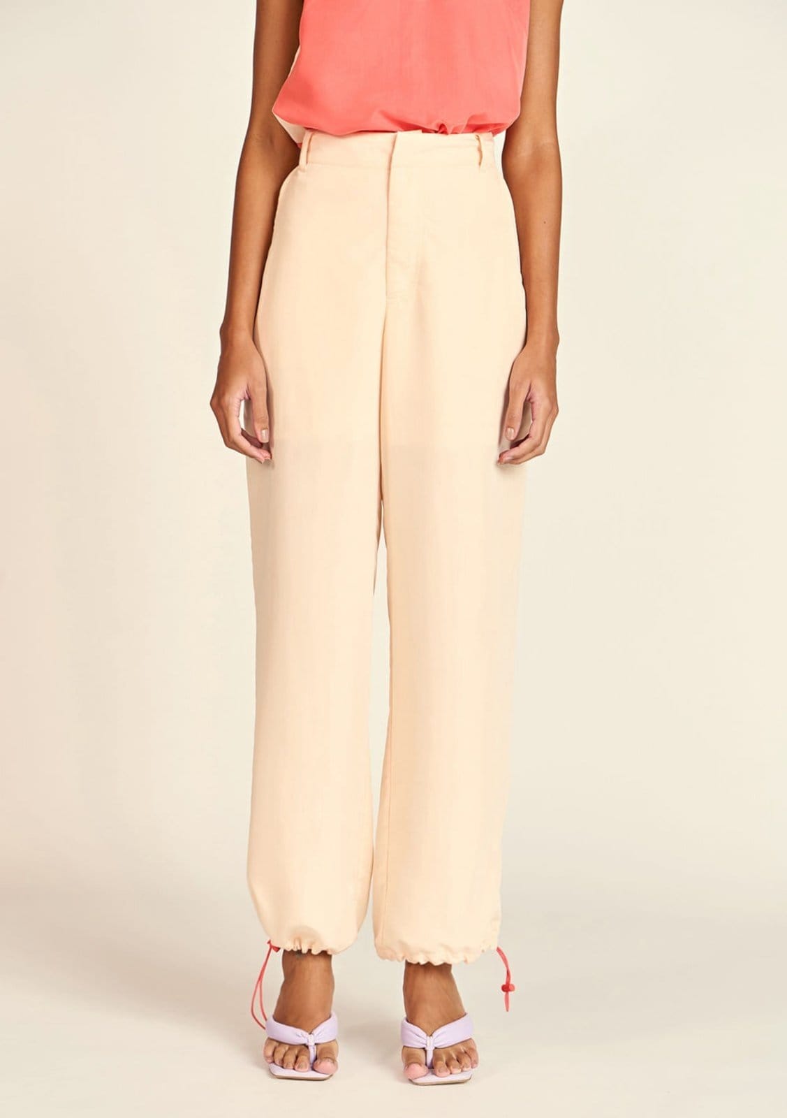 Vista 2 Calça Zinco Parachute Cós Alto Detalhe Barra Zinco bege