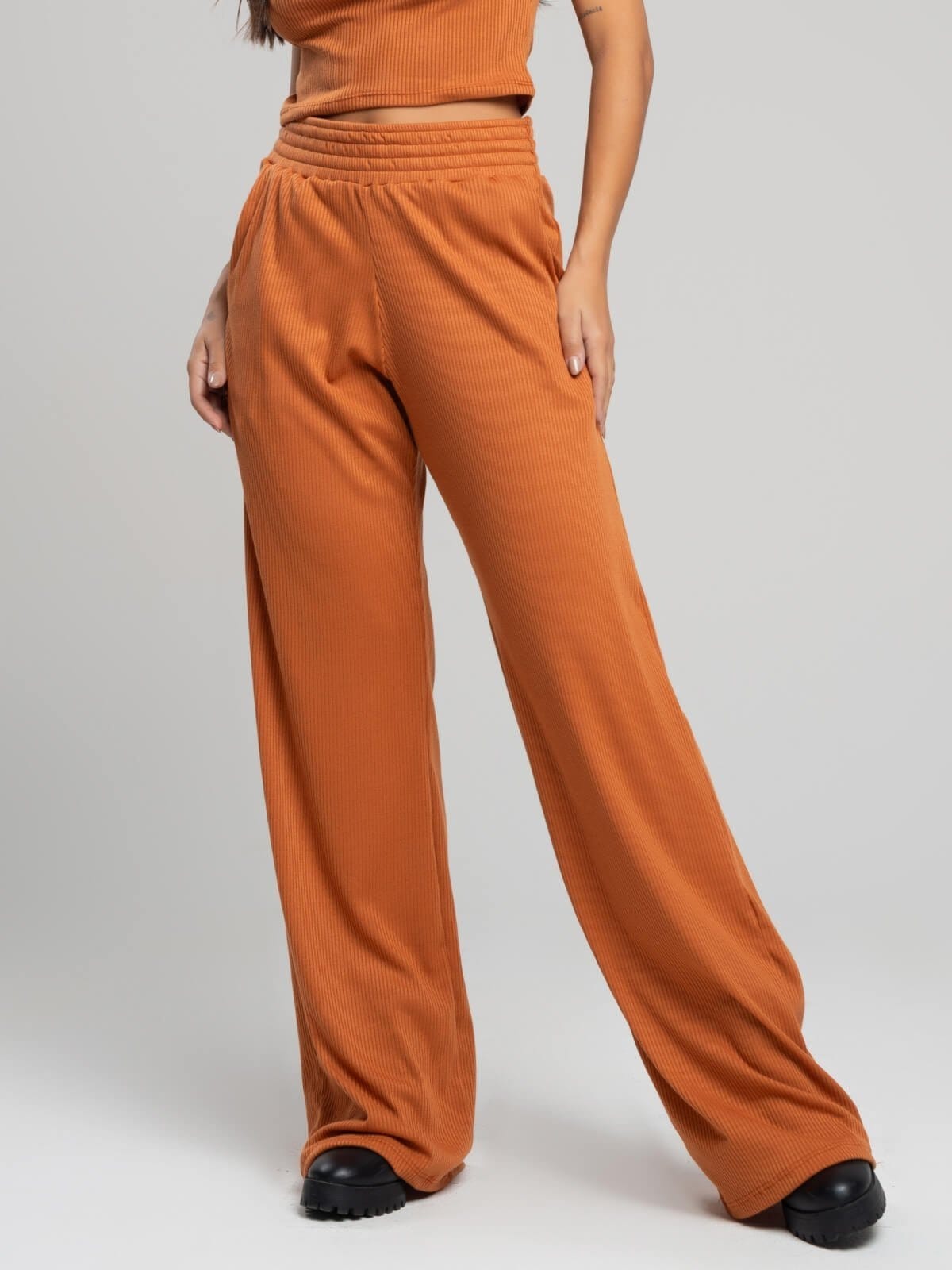 Vista principal Calça Pantalona Wide Leg Canelada Vicbela Cintura Alta Moda Casual Terracota Vicbela caramelo/coral/laranja
