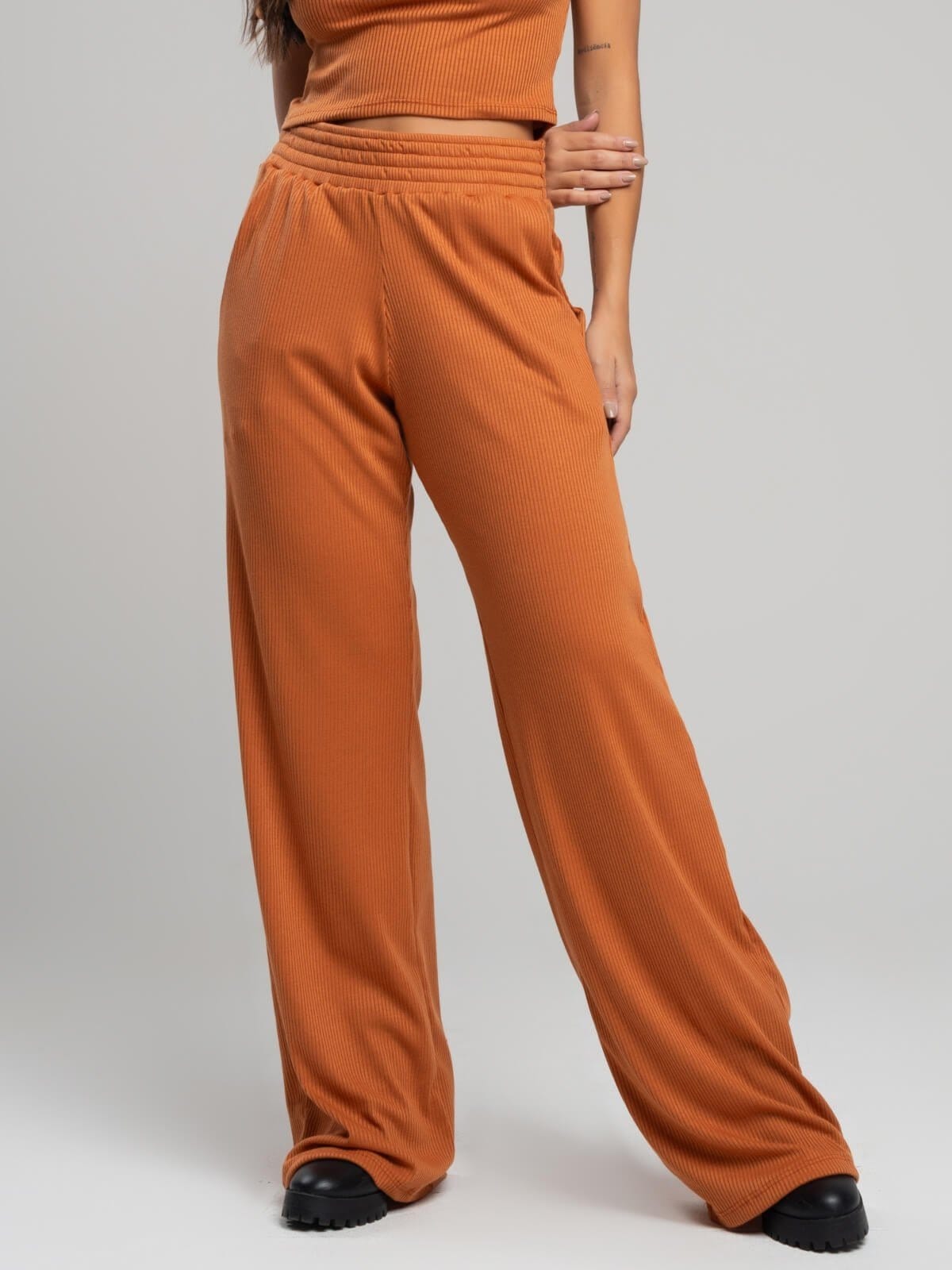 Vista 2 Calça Pantalona Wide Leg Canelada Vicbela Cintura Alta Moda Casual Terracota Vicbela caramelo/coral/laranja
