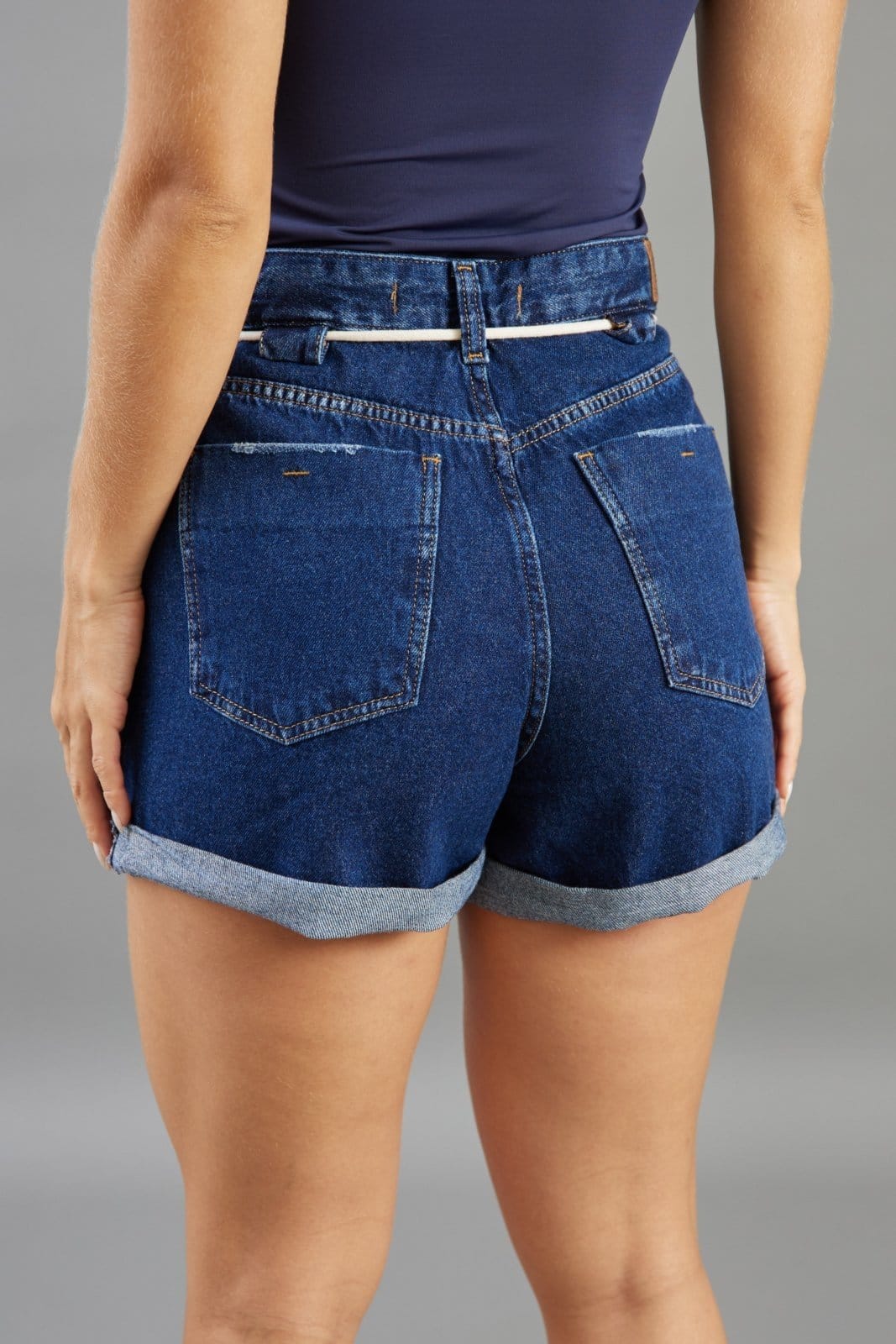 Vista 2 Shorts Jeans Curto Feminino Barra Dobrada e Cordão Branco Dialogo Dialogo Jeans azul/azul marinho/jeans azul