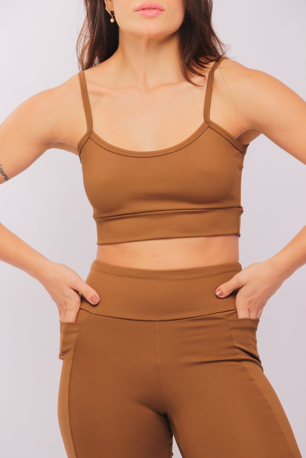 Vista principal 25015 - Top Curto Alça Fina Sport Marrom Cafe - Duna Casual DunaCasual café