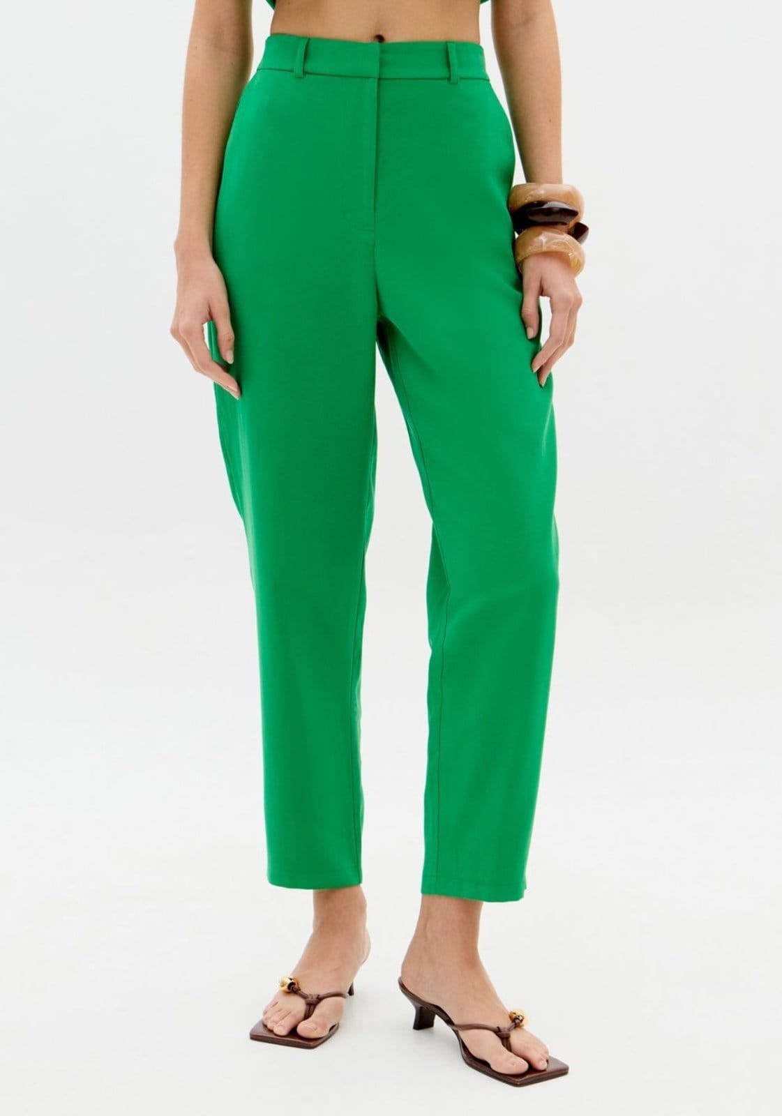 Vista 2 Calça Carrot Cintura Alta Com Bolsos Lança Perfume verde