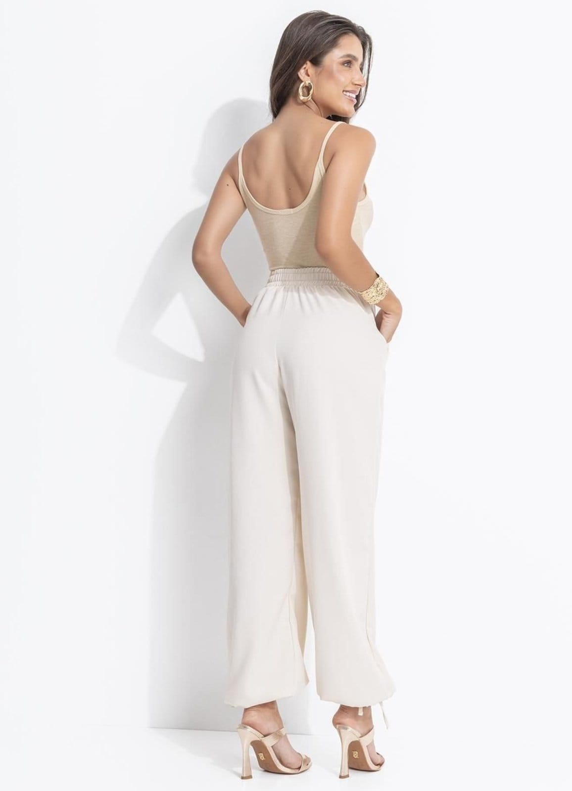 Vista 2 Calça Aladim Em Crepe Plano Quintess bege