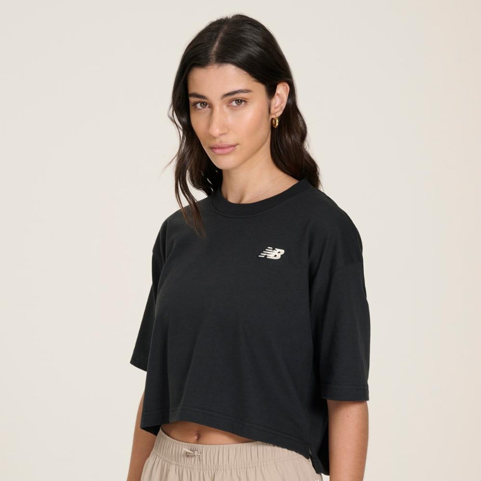 Vista 2 Camiseta New Balance Cropped Small Logo Feminina New Balance incolor