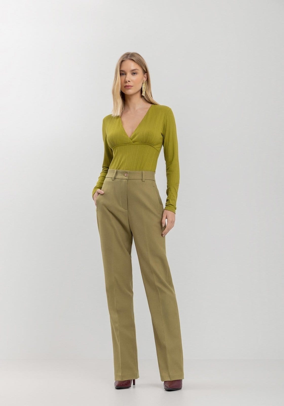 Calça Lez a Lez Reta Alfaiataria Com Cintura édia E Bolsos Embutidos