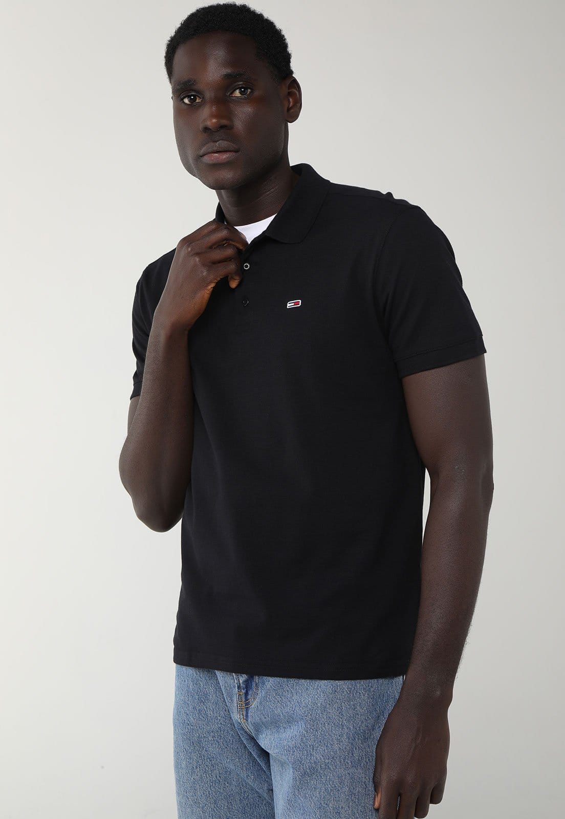 Vista principal Camiseta Polo Masculina Tommy Jeans Badge Preta Tommy Jeans preto