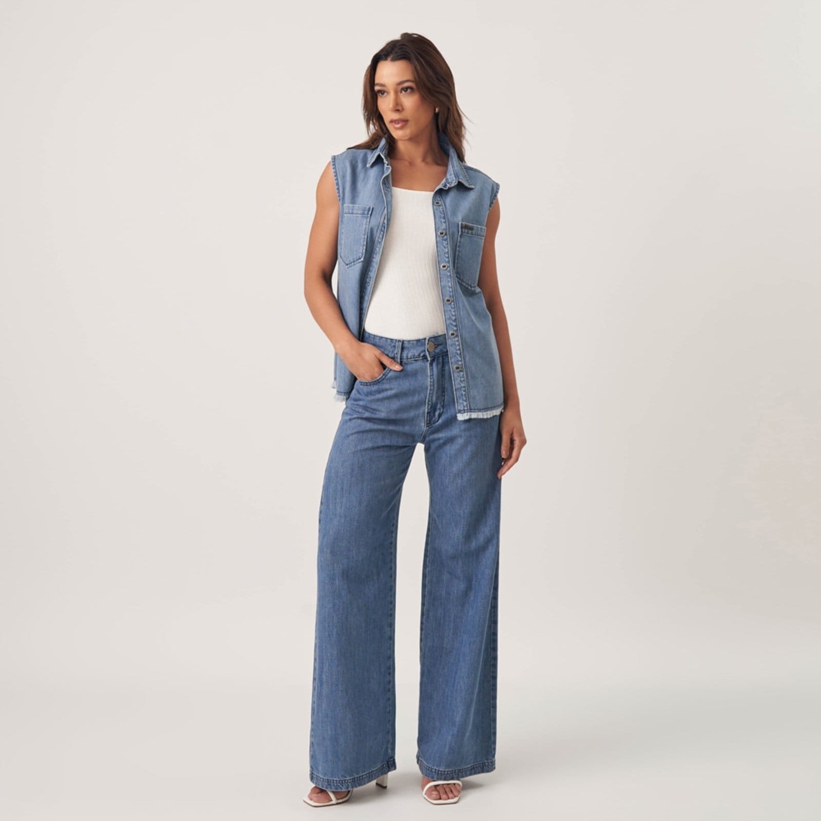 Vista 2 Calça Jeans Wide Leg Cintura Alta Azul Médio Bloom jeans azul