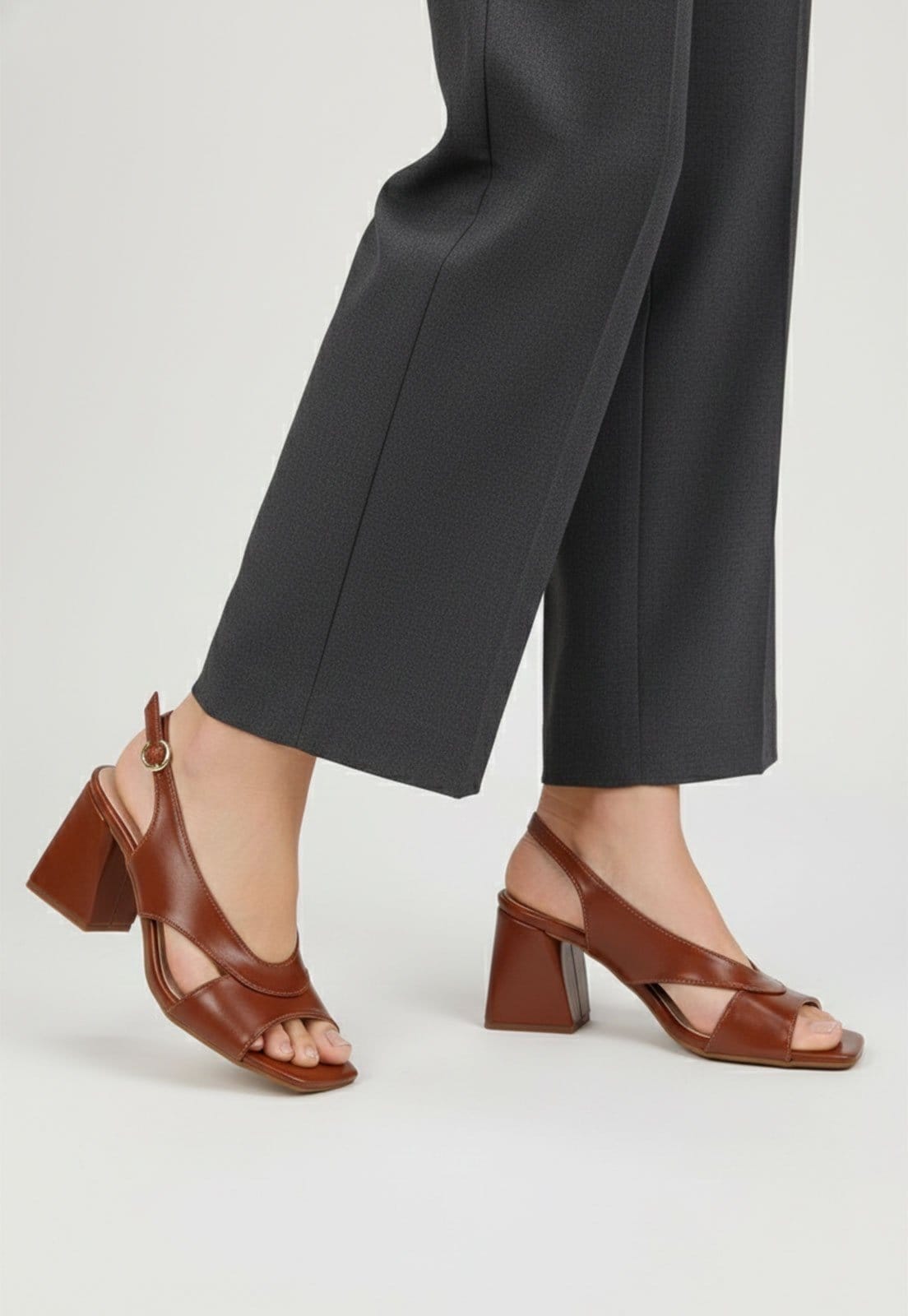 Vista 2 Sandália Salto Geométrico Feminina Atalia Shoes Madrid New Whisky Tiras Atravessadas Slingback Tendência 2026 Atalia Shoes marrom