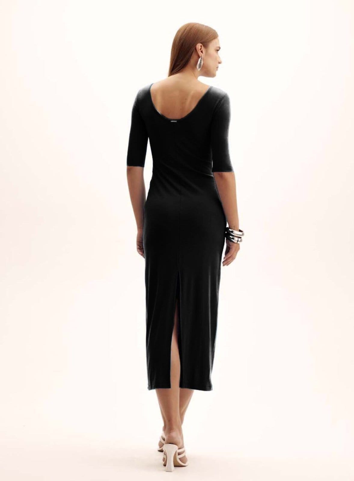 Vista 2 Vestido Comfort Midi Recorte no Decote Triton Triton preto