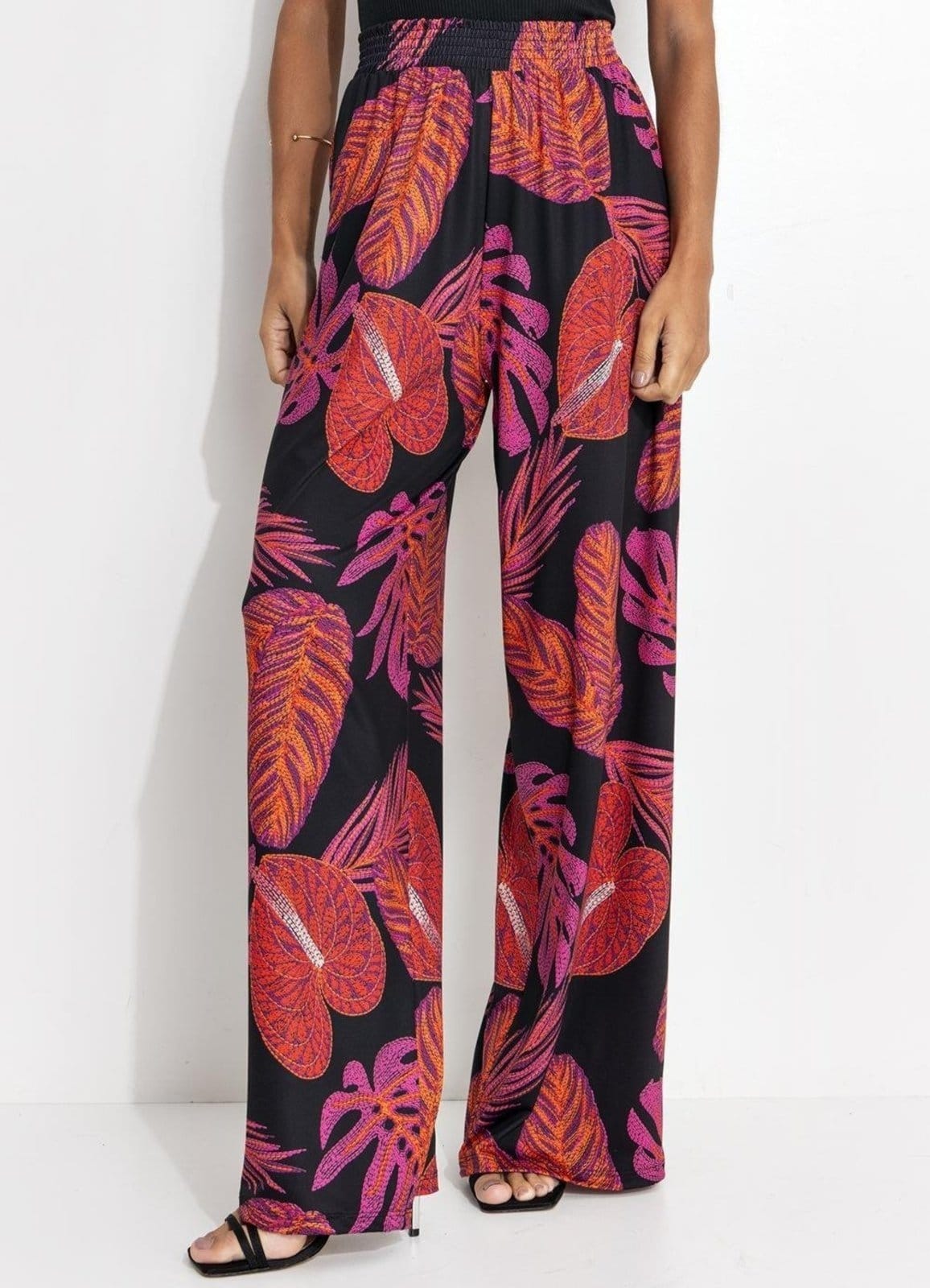 Calça Feminina Folhagem Bordada Em Malha Fria