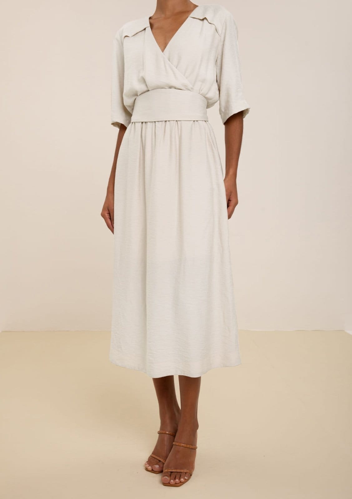 Vista 2 Vestido Maria Valentina Solto Decote Transpassado Manga Longa Midi Off-white Maria Valentina off-white white