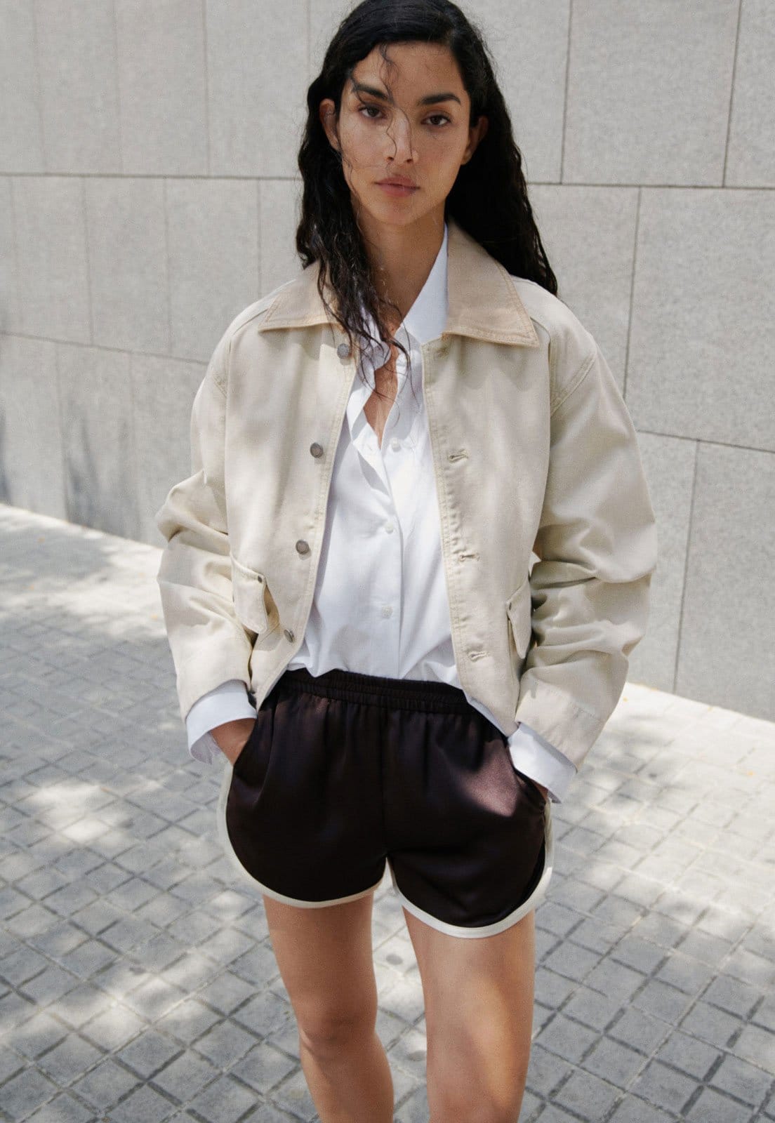 Shorts Feminino Mango Esportivo Acetinado Escuro e Branco