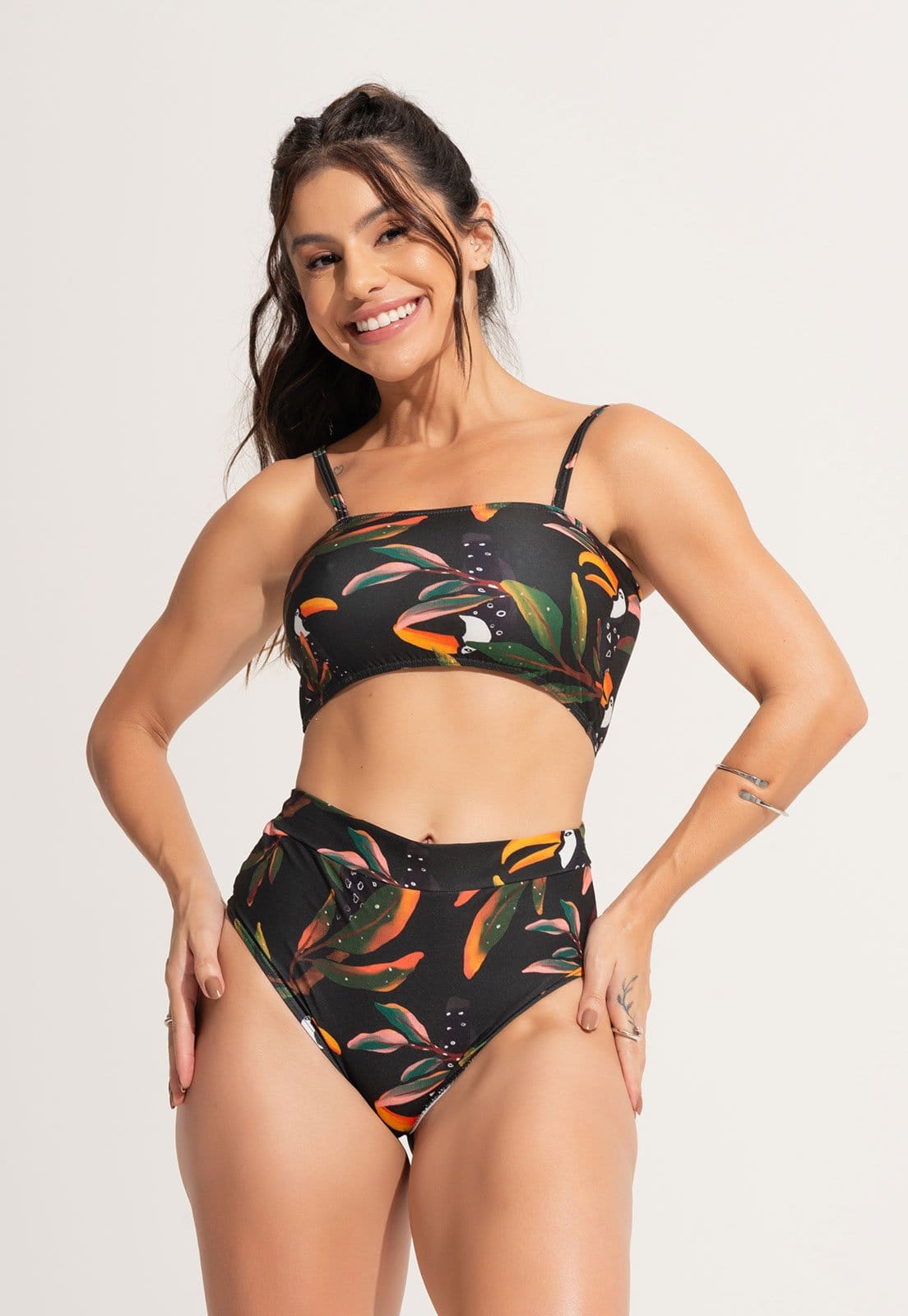 Vista 2 Biquíni MVB Modas Hot Pants Cintura Alta Top Faixa com Alça Tropical Mvb Modas estampado/multicolorido/preto/verde militar