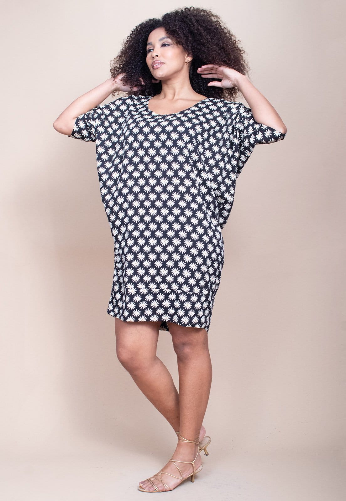 Vista 2 Vestido Cabanafree Curto Morcego Estampa Encanto das Margaridas Cabanafree amarelo/estampado/off-white