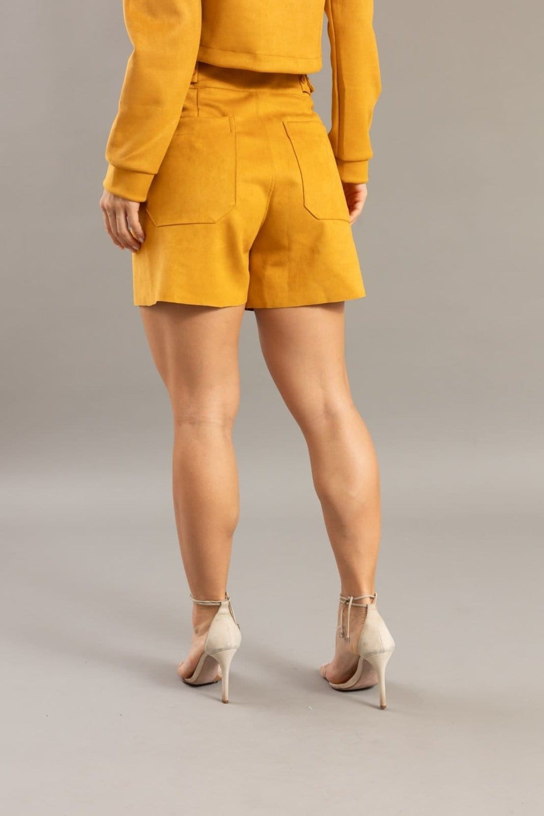 Vista 2 Shorts Suede Feminino Com Detalhe No Cós Dialogo Jeans Mostarda DIALOGO caramelo/dourado