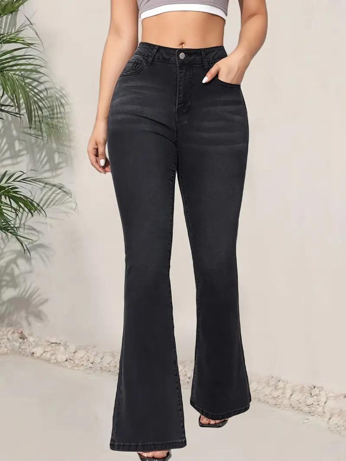 Calça Jeans Kovali Flare Preta com caimento perfeito e conforto absoluto