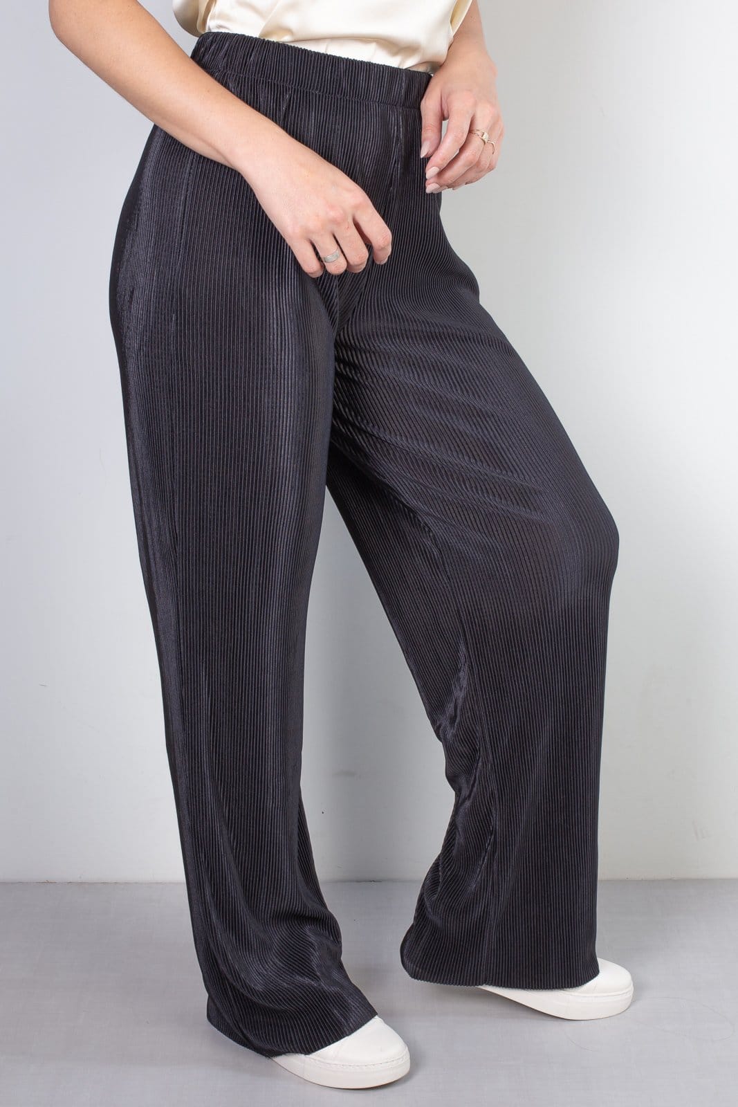 Vista 2 Calça Enluaze Feminina Pantalona Plissada 51074 Enluaze preto