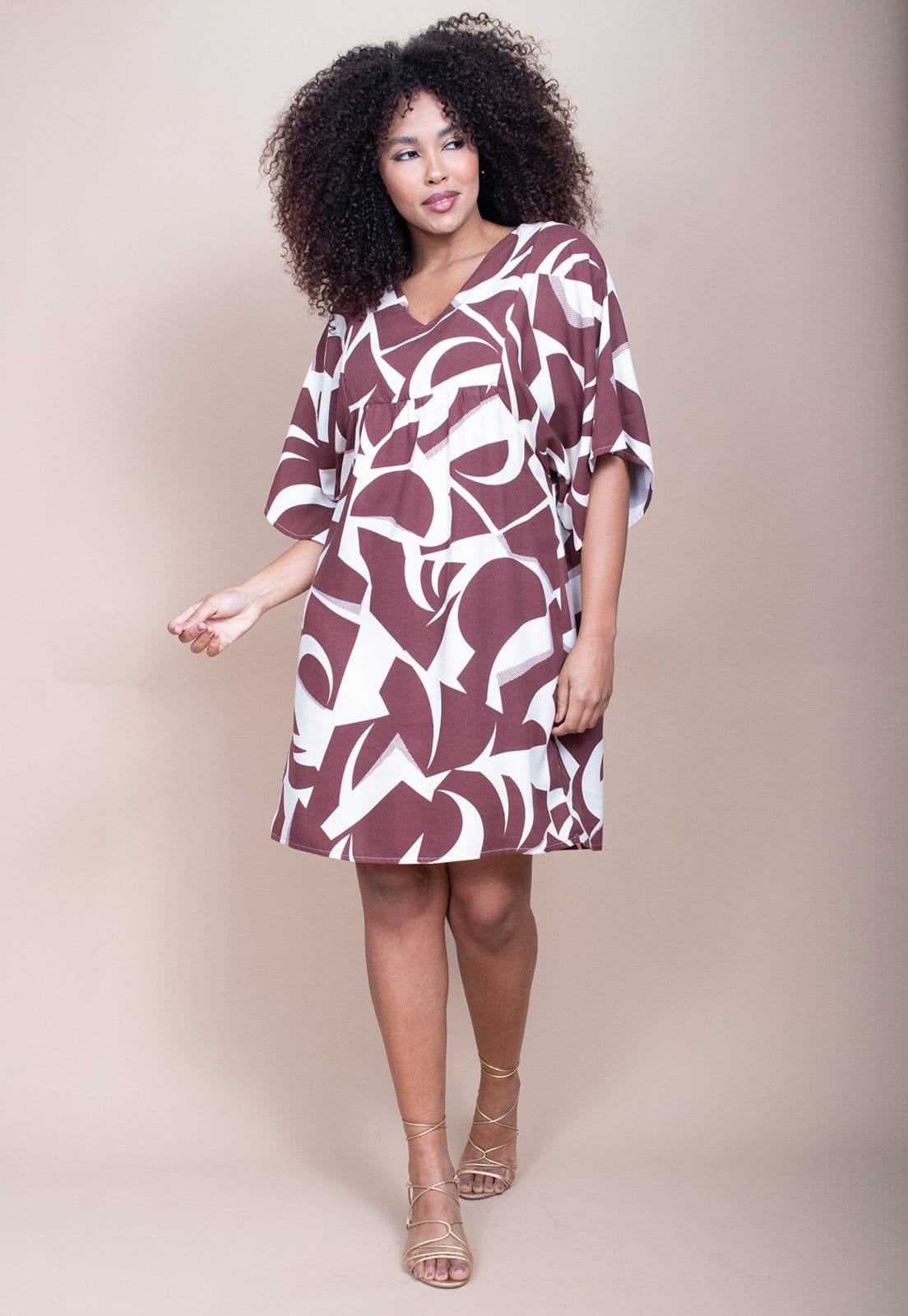 Vista 2 Vestido Curto Cabana Free Pequi Viscose Estampa Raízes Marrom Cabanafree branco/estampado