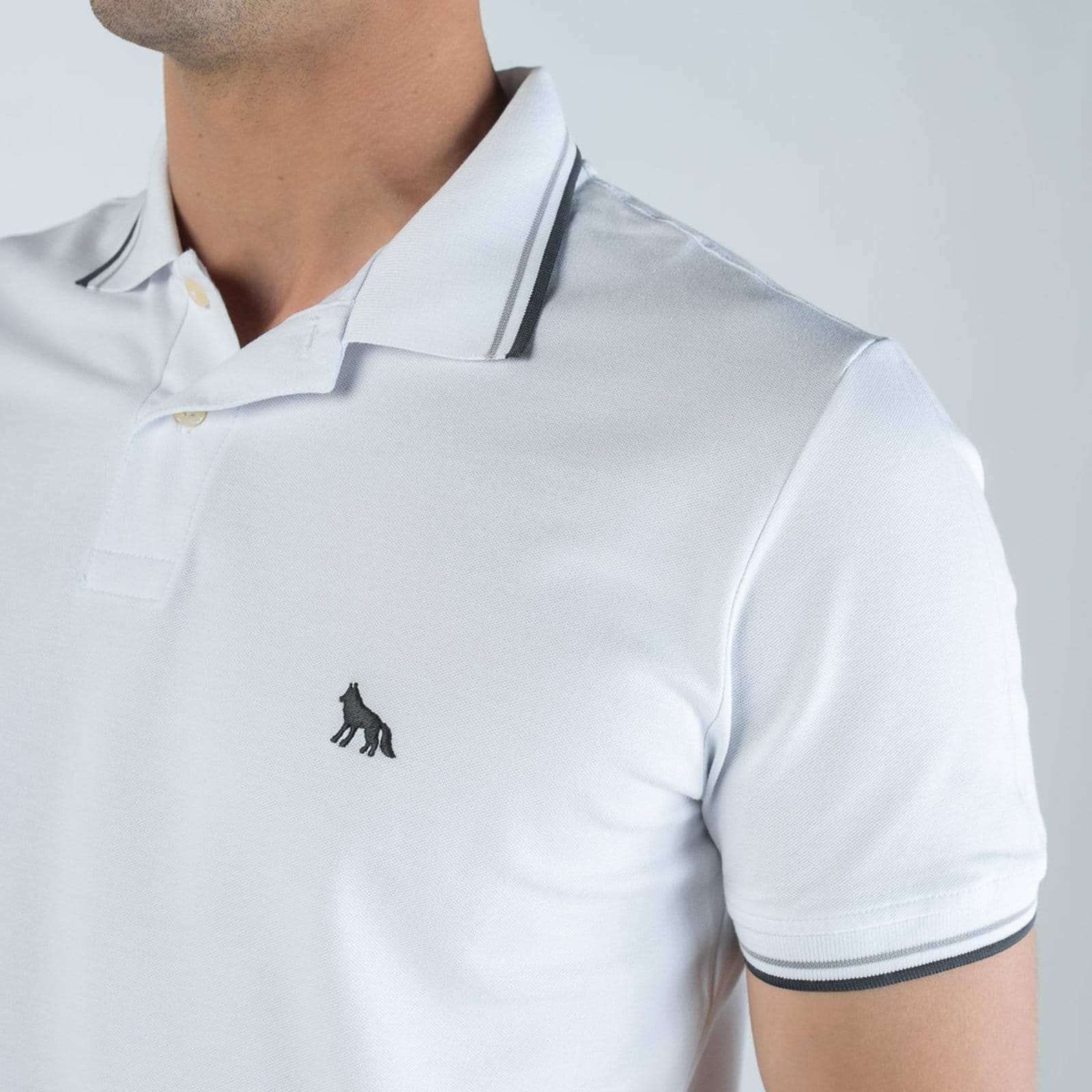 Vista 2 Camisa Polo Acostamento Branca Frisos Chumbo Acostamento branco