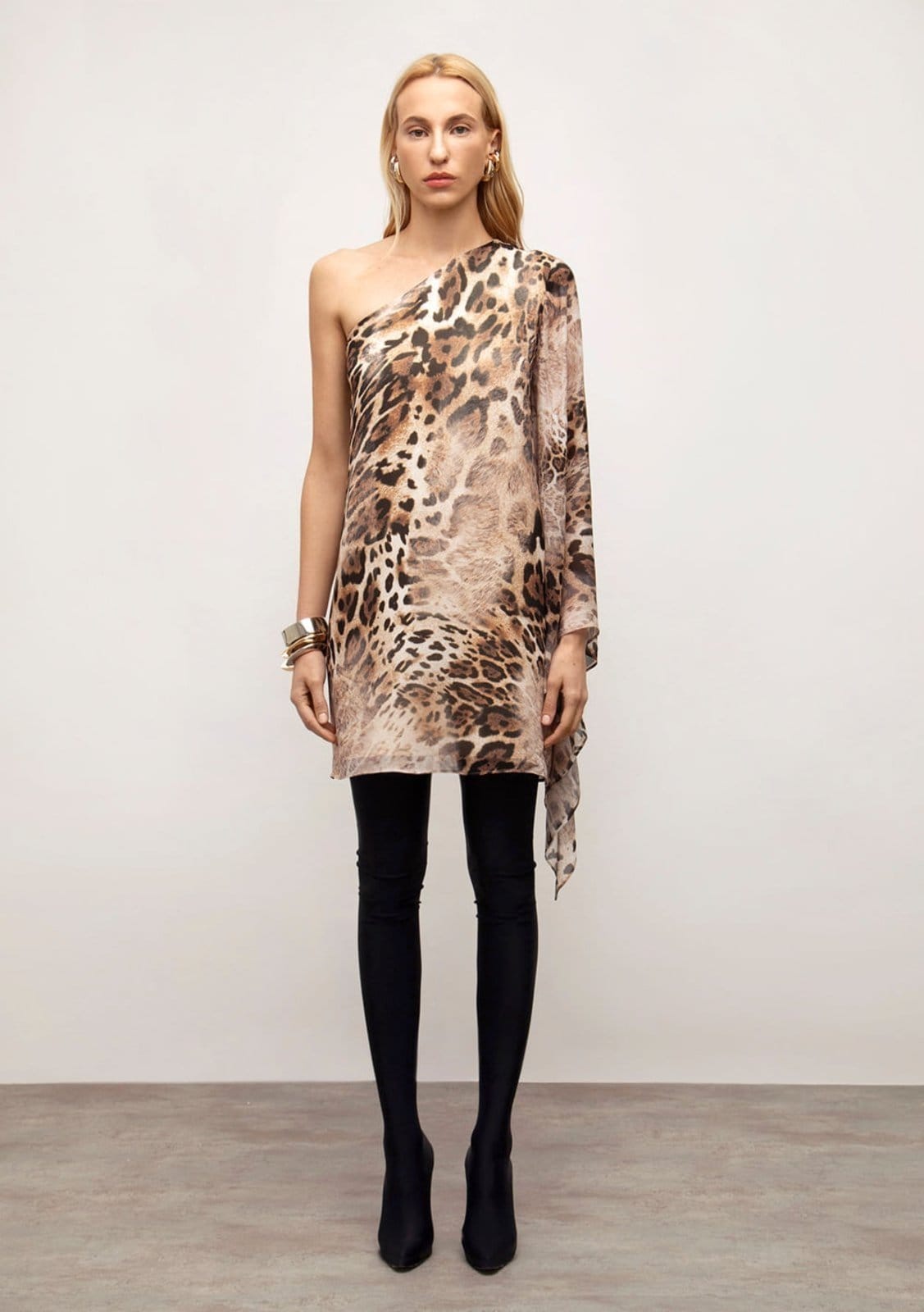 Vista 2 Vestido Iódice Solto Um Ombro Só Manga Longa Curto IÓDICE marrom