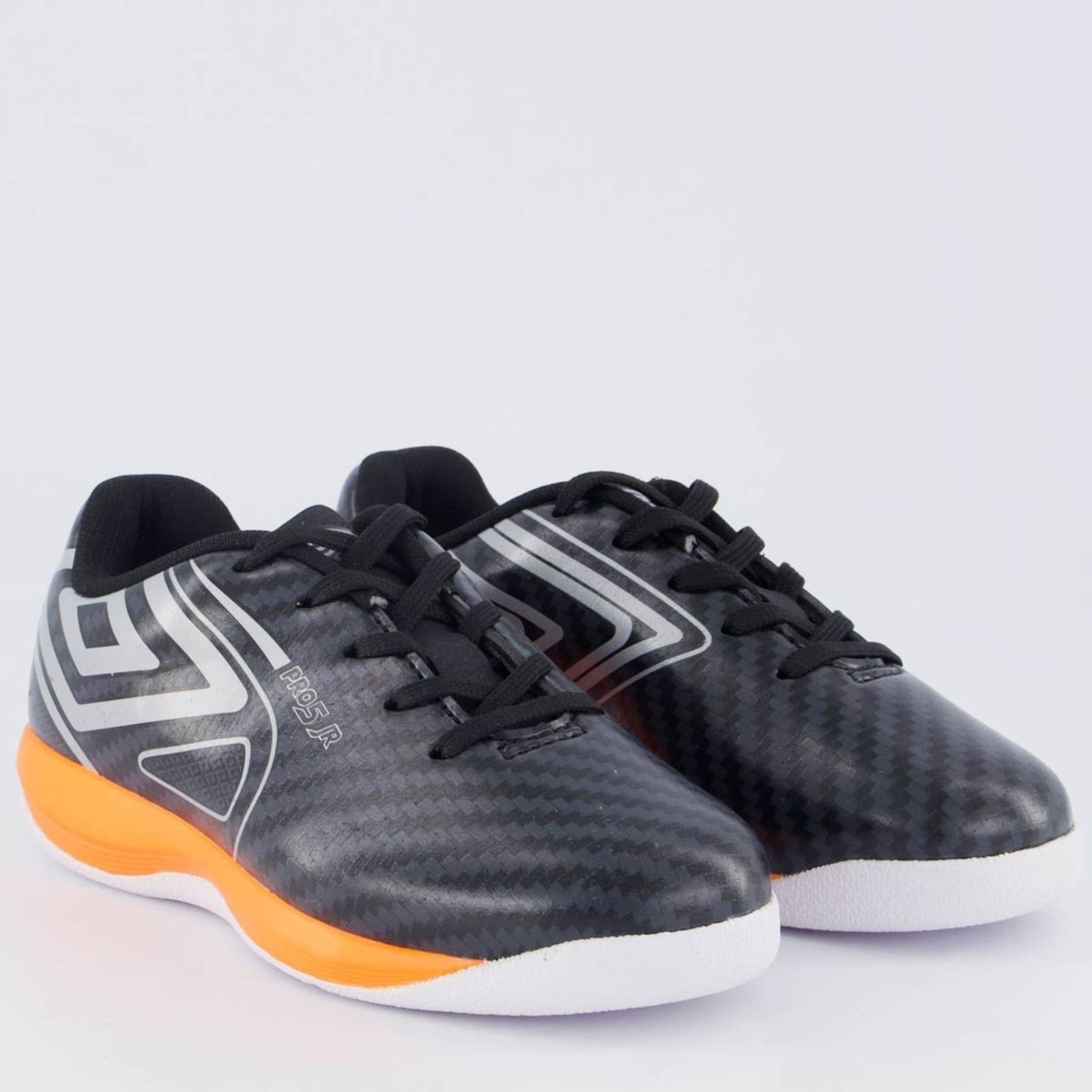 Vista 2 Chuteira Umbro Pro 5 Futsal Juvenil Preta e Laranja Umbro preto