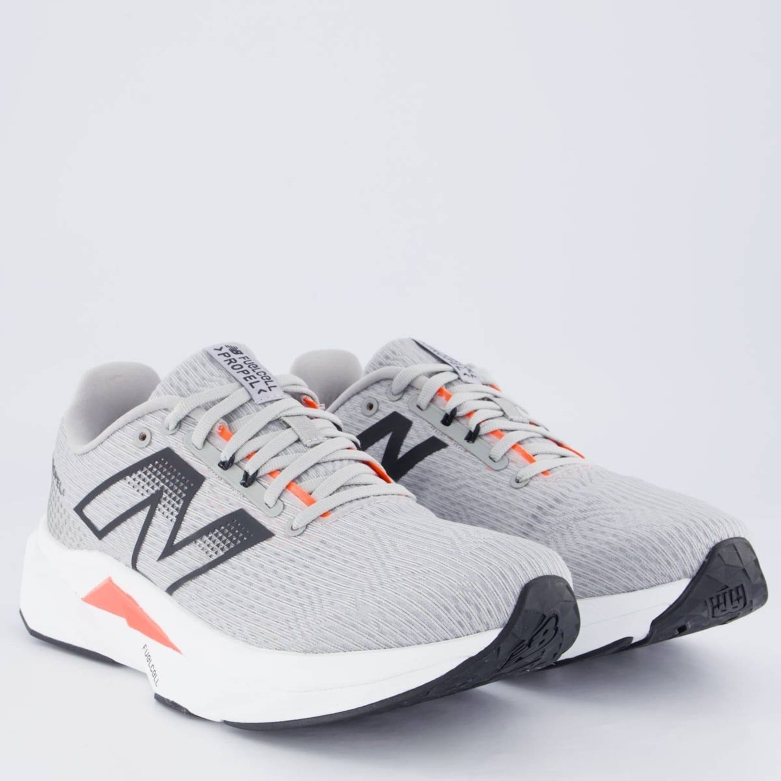 Vista 2 Tênis New Balance Fuelcell Propel V5 e Branco New Balance cinza