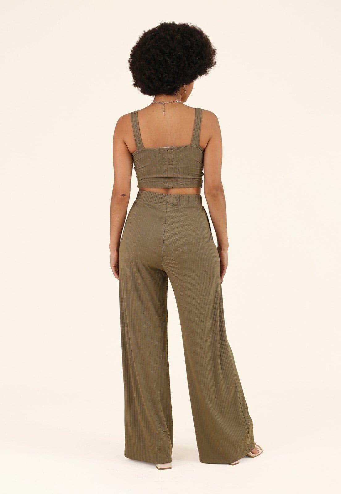 Vista 2 Calça Pantalona Pop Me Em Malha Canelada Com Bolso E Pregas Pop Me verde oliva