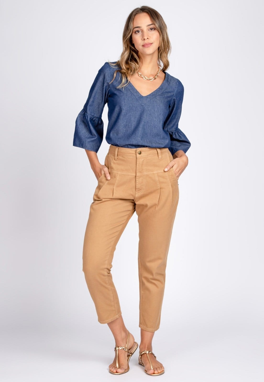 Calça Mom Bloom Cropped Recorte e Pregas Bolso-Faca Caqui Chique