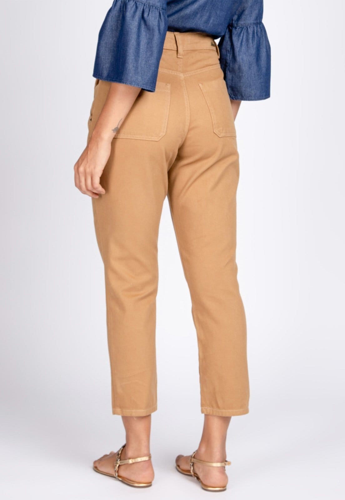 Vista 2 Calça Mom Bloom Cropped Recorte e Pregas Bolso-Faca Caqui Chique Bloom bege caqui