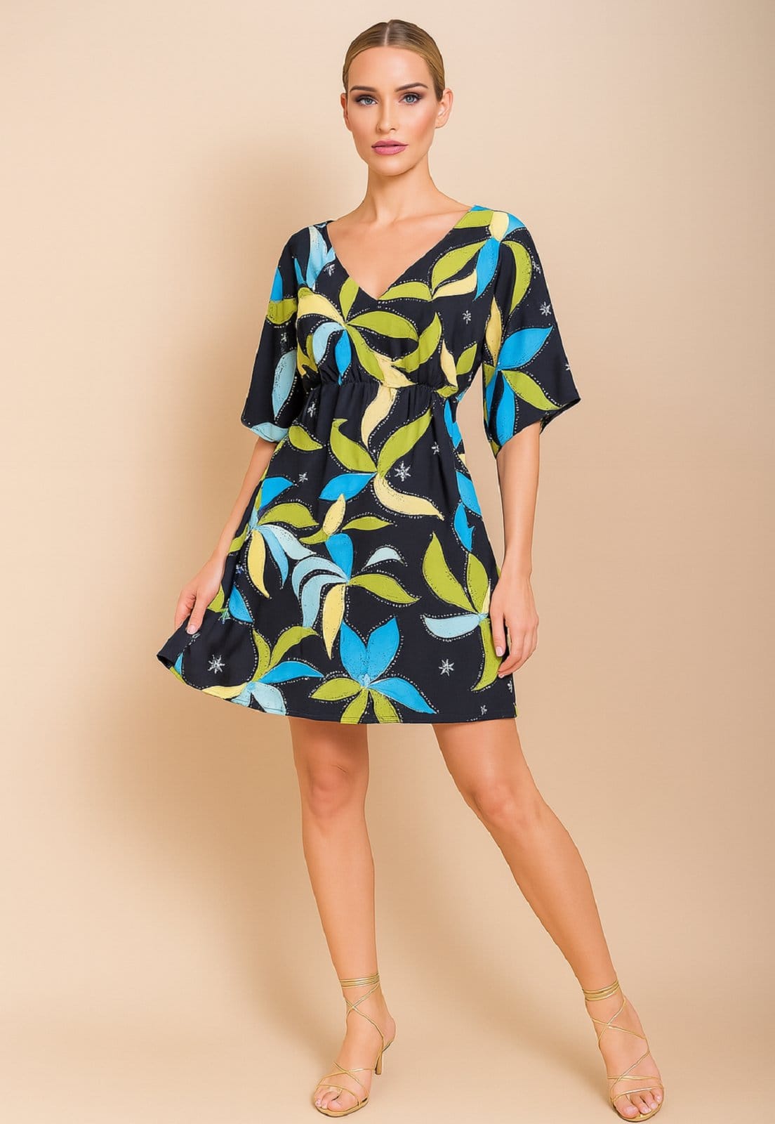 Vista 2 Vestido Curto CabanaFree Caaxixá Viscose com Cordão na Cintura Estampa Jardim Noturno Cabanafree azul/estampado/verde