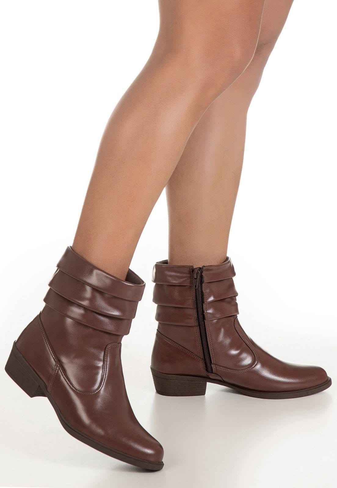 Vista 2 Bota Feminina GiGiL Bico Arredondado Franzido Plissado Cano Curto Salto Baixo Terra Gigil marrom