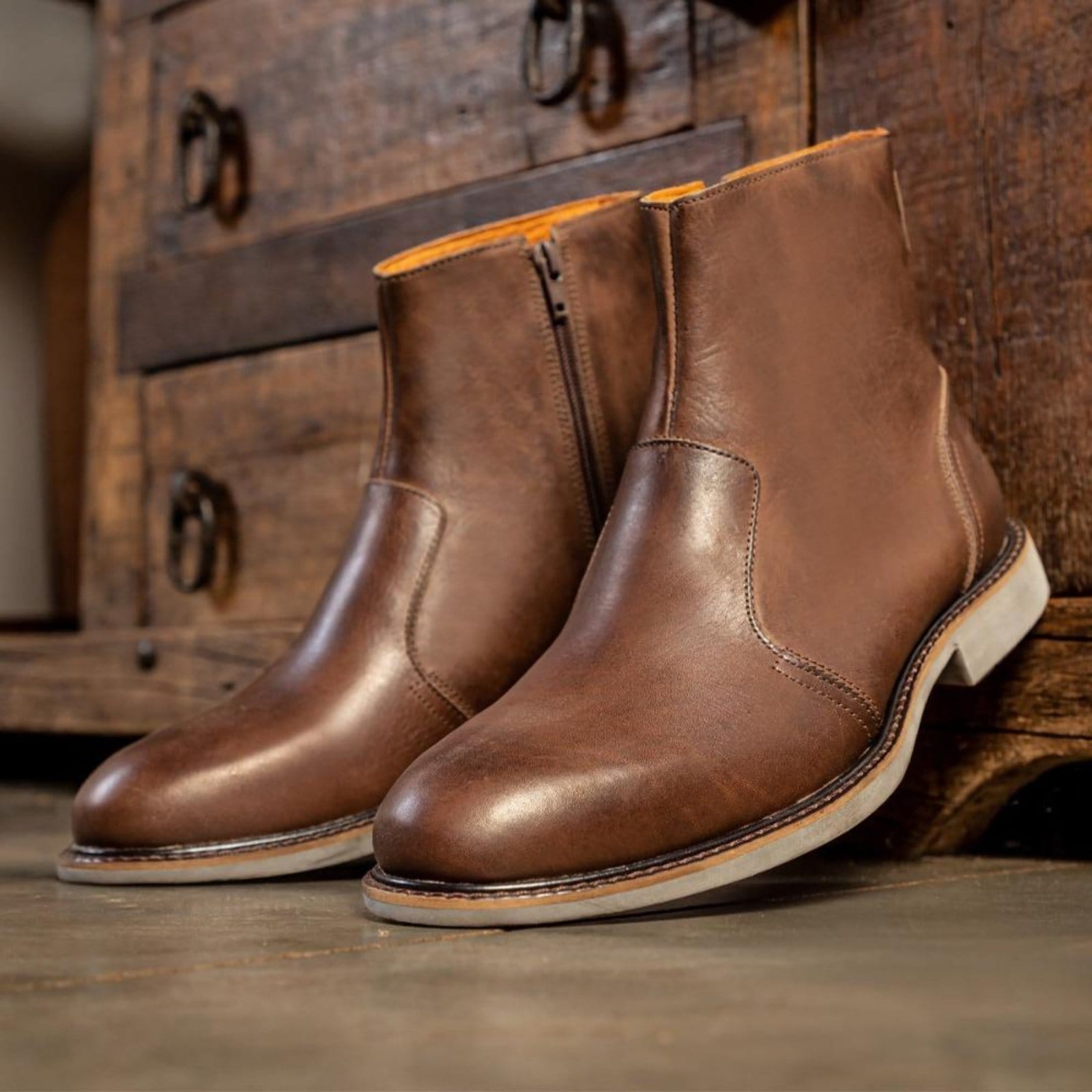 Bota Masculina Couro Look Stock Confortável Solado Costurado