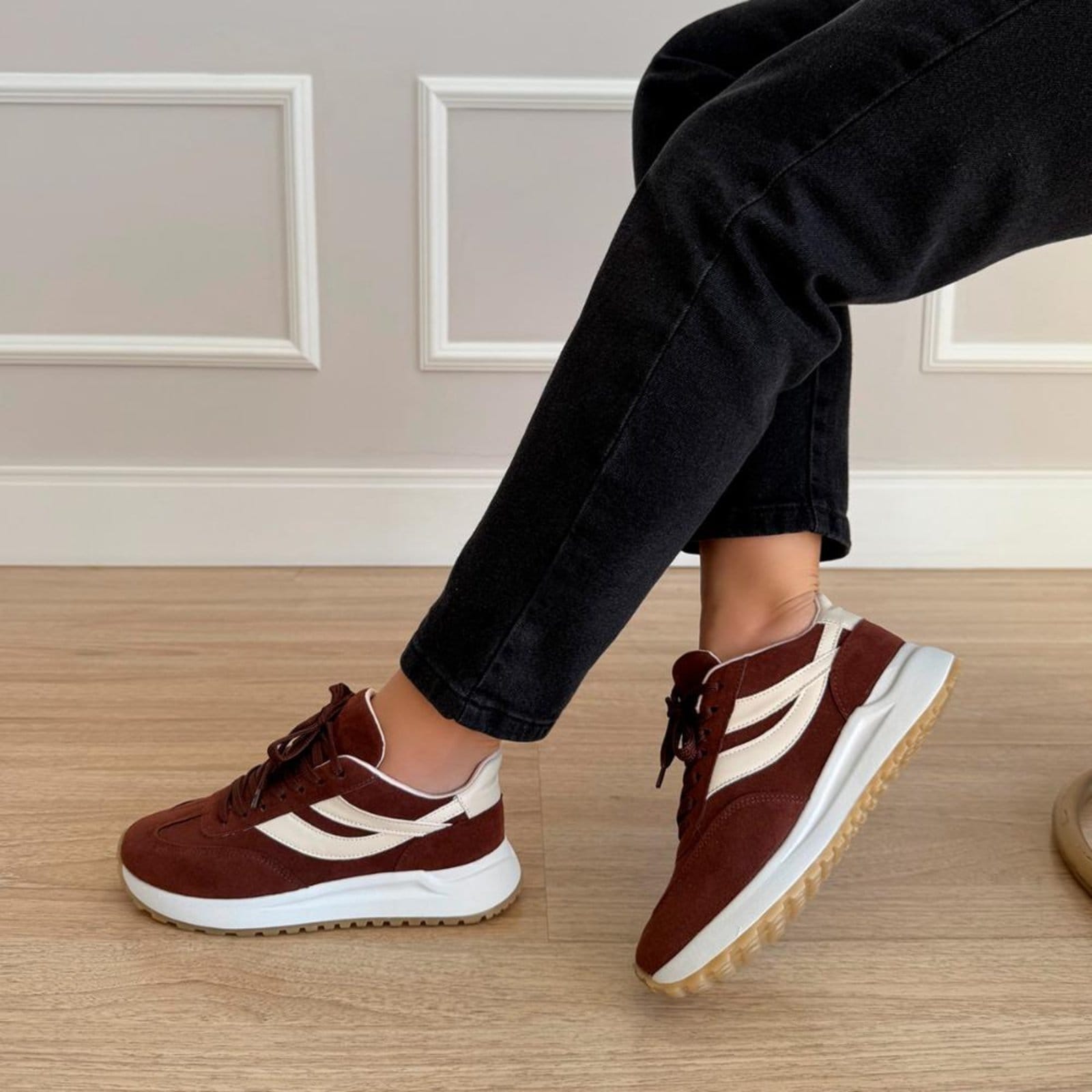 Vista 2 Tênis Feminino Yana Camurça Damannu Shoes marrom