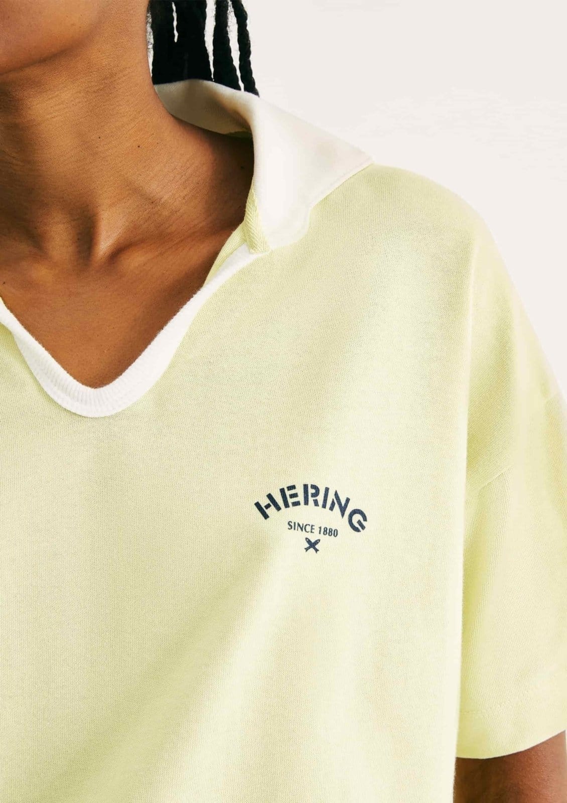 Vista 2 Camisa Polo Feminina Oversized Em Malha Binada Hering amarelo