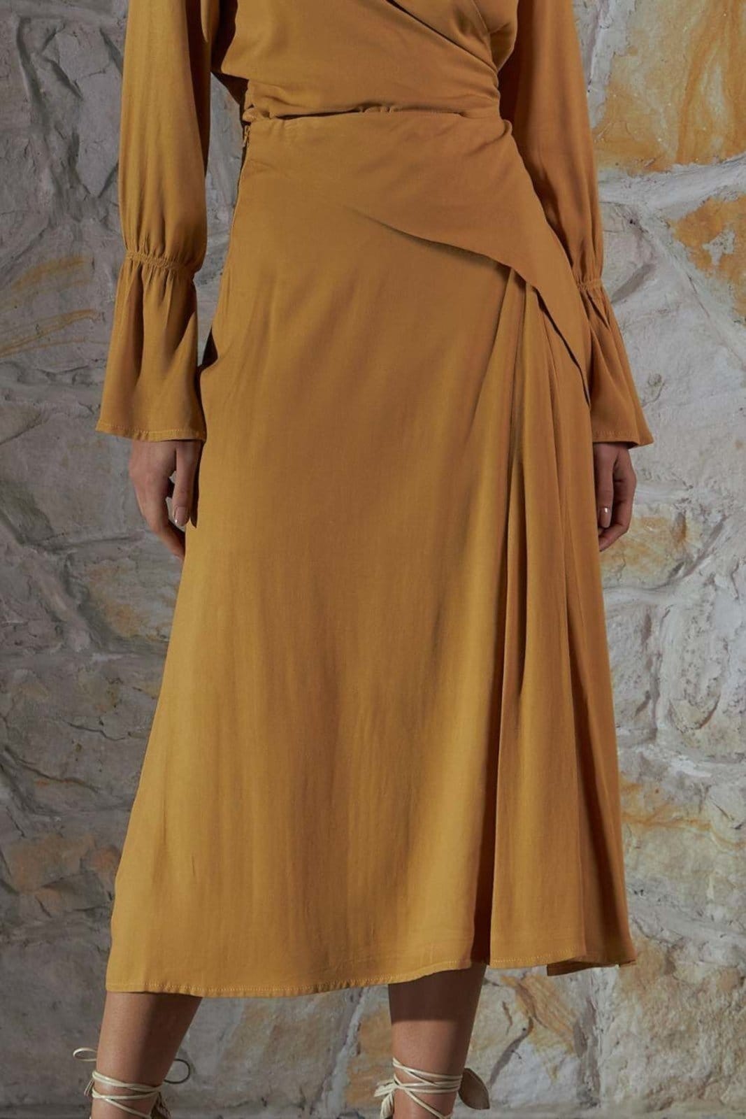 Vista 2 Saia Vanibele Midi Camelo Vanibele caramelo