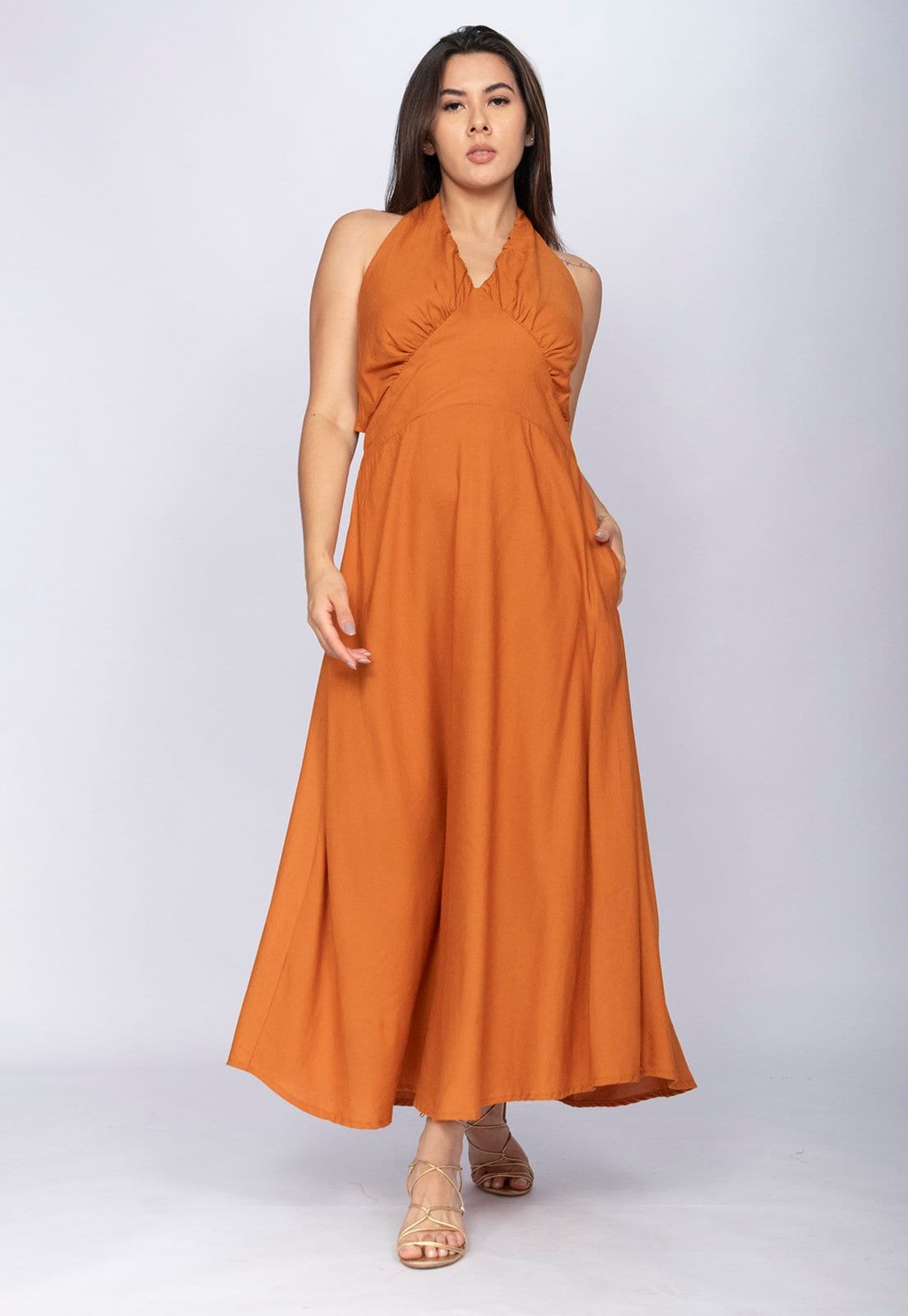 Vista 2 Vestido Amazonia Vital Longo Andirá Viscose Amarração nas Costas Argila Amazonia Vital laranja