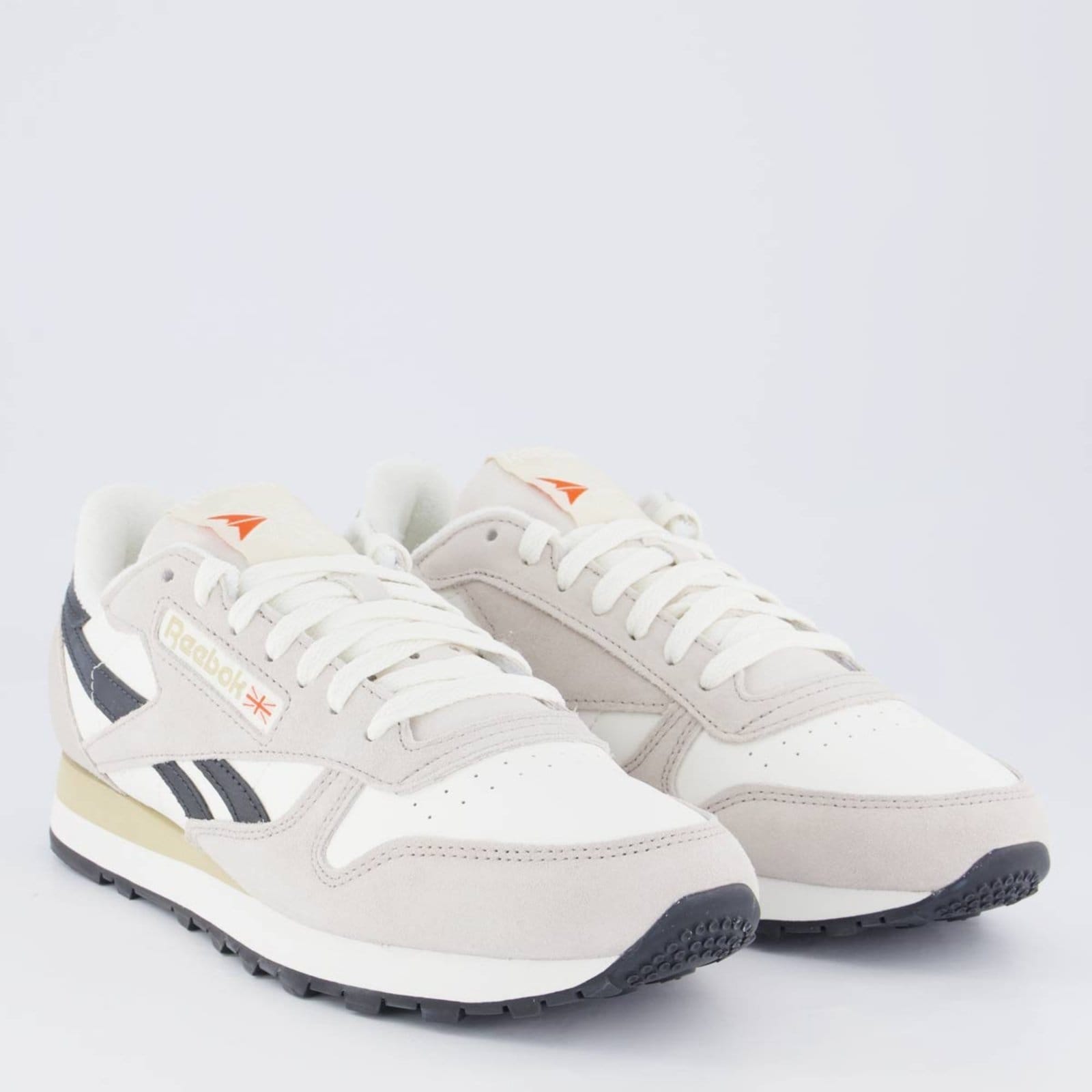 Vista 2 Tênis Reebok Classic e Branco Reebok cinza