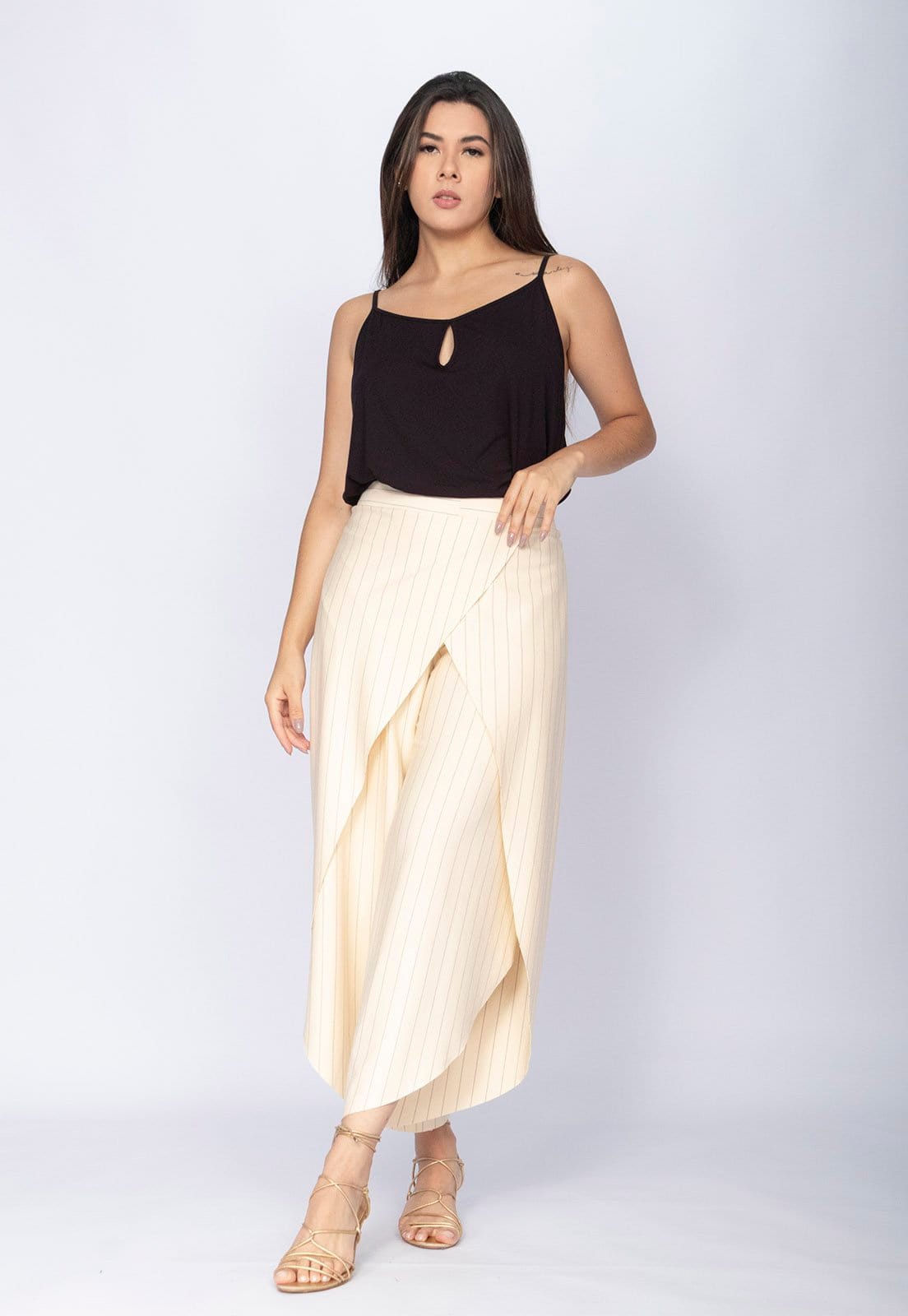 Vista 2 Calça Amazonia Vital Pantacourt Garatéa Transpassada Risca de Giz Marfim Natural Amazonia Vital bege natural