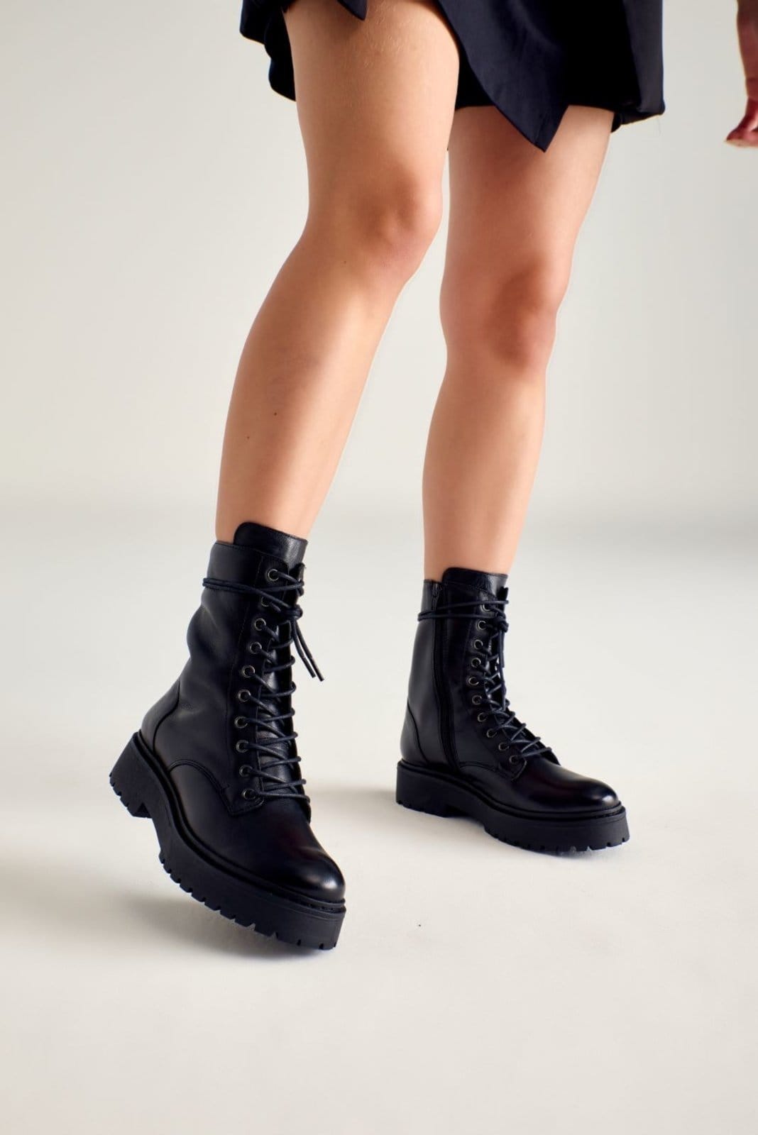 Vista 2 Bota Coturno Amarração Em Couro Cano Médio Moda Maria Paula MARIA PAULA preto