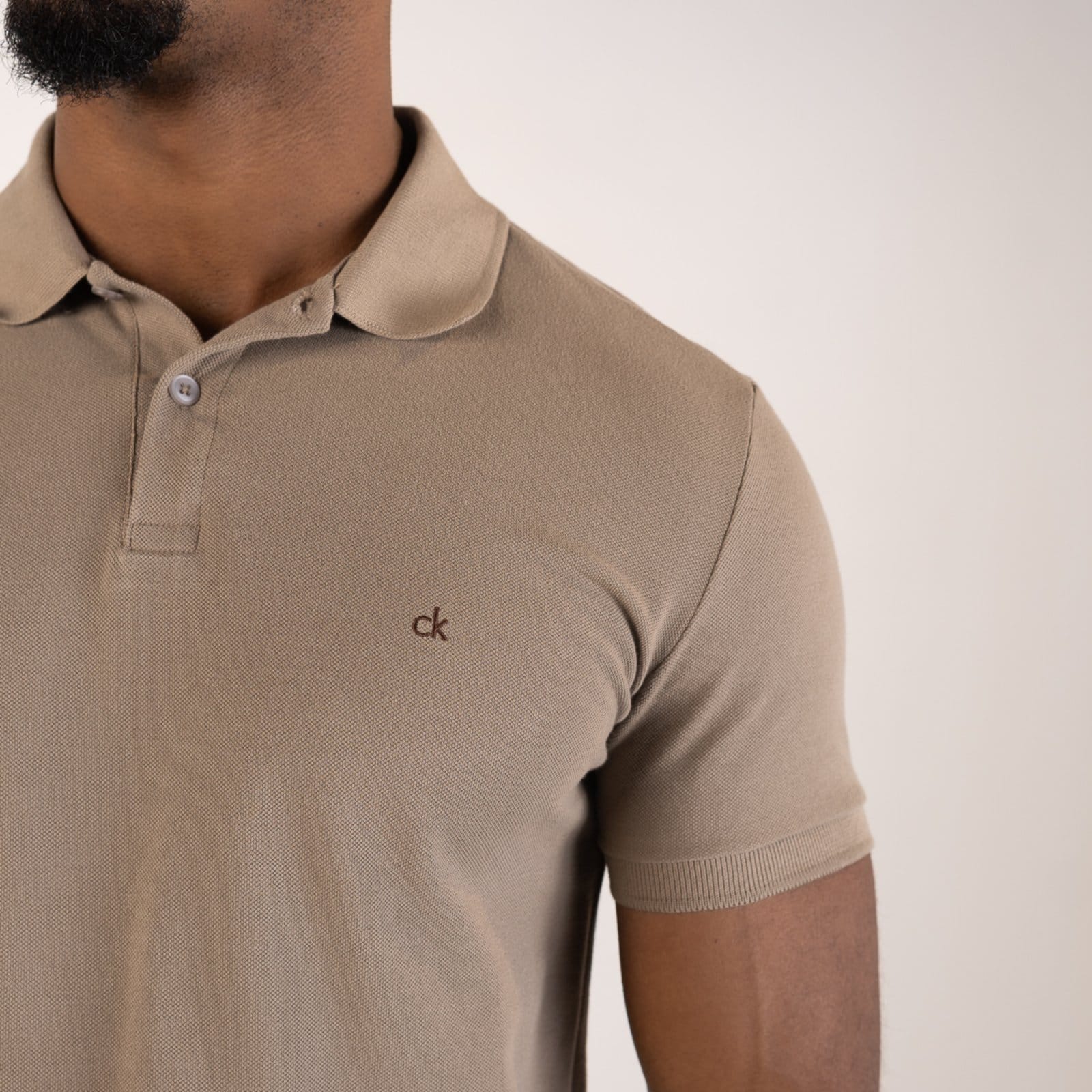 Vista 2 Camisa Polo Calvin Klein Slim Khaki Calvin Klein cáqui khaki