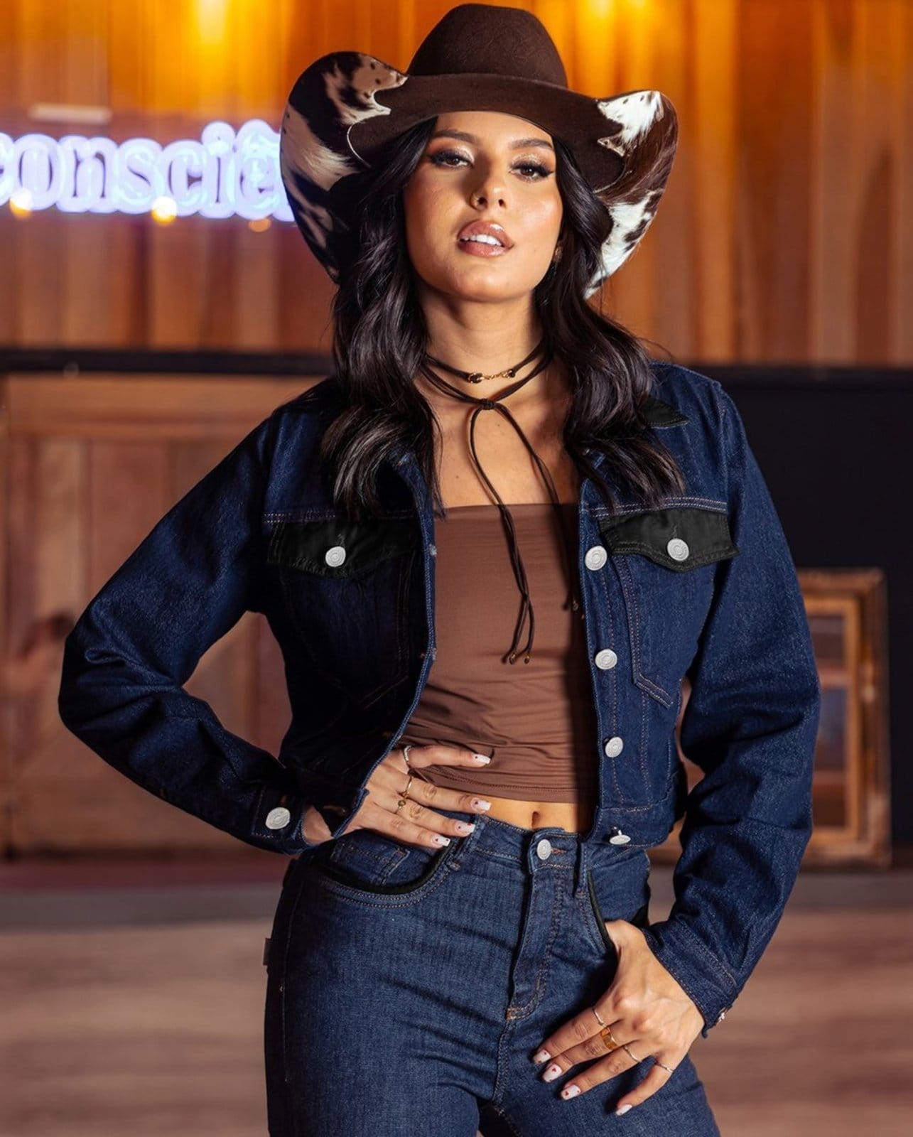 Jaqueta Jeans Feminina Cropped com Detalhe de Couro 24596 Amaciado