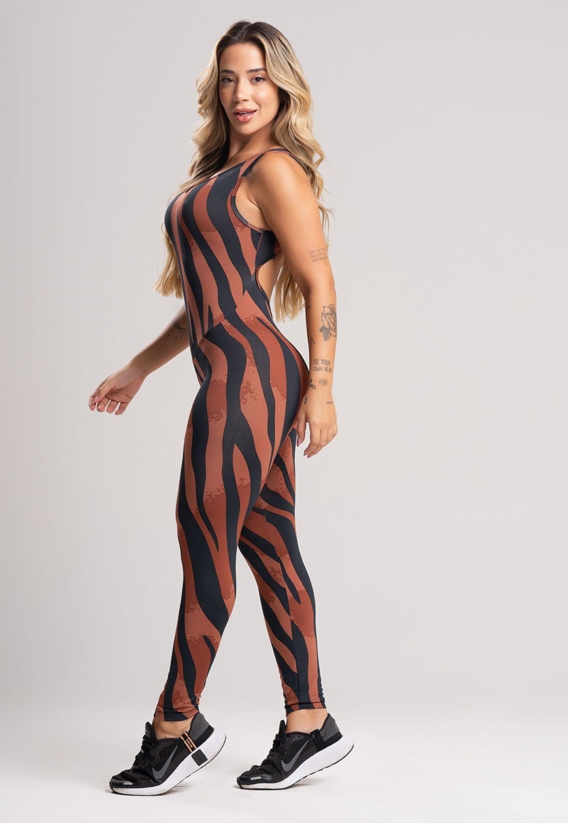 Vista 2 Macacão MVB Modas Longo Suplex Fitness Safari Mvb Modas estampado/marrom/multicolorido/preto