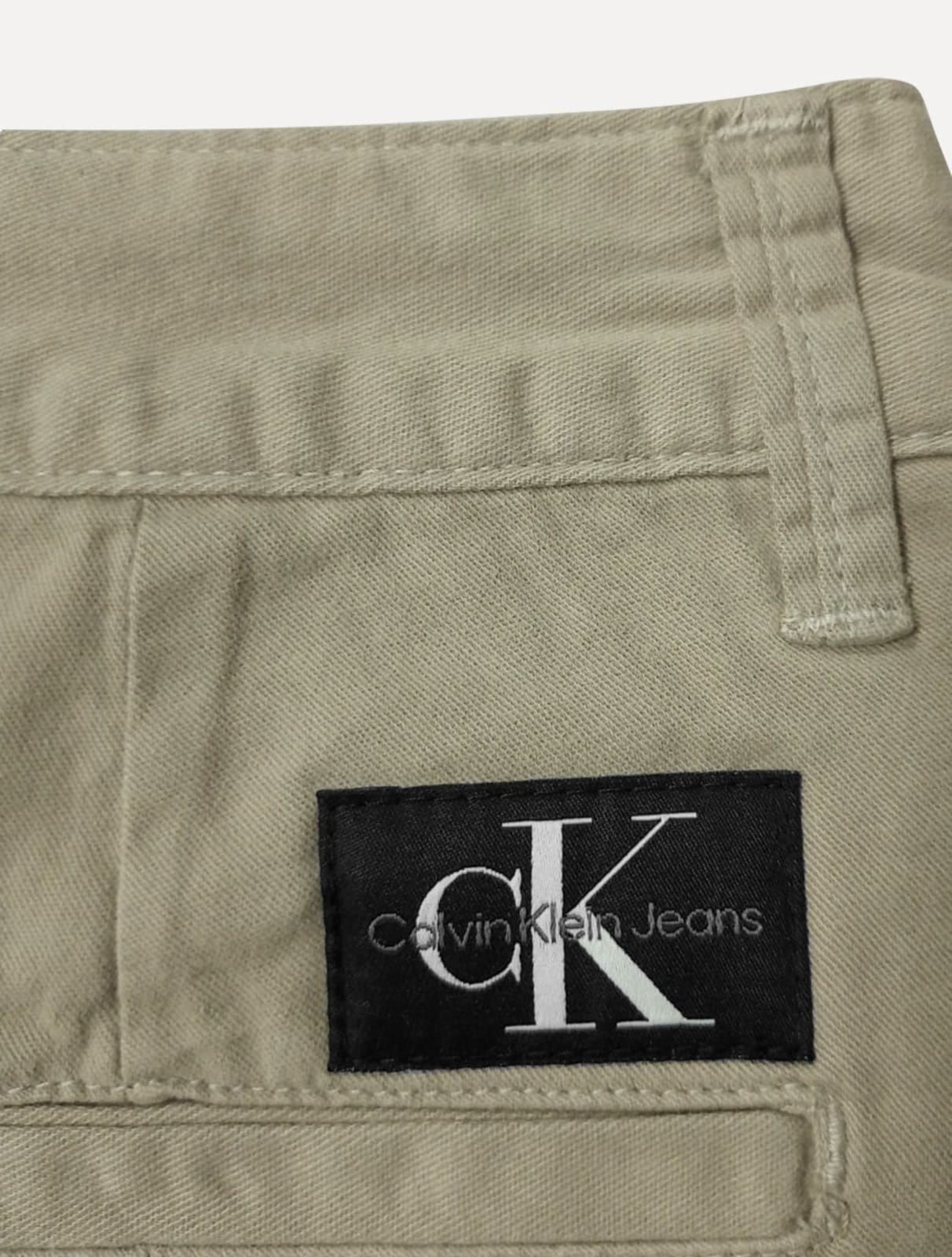 Vista 2 Bermuda Calvin Klein Jeans Masculina Sarja CKJ RE Issue Calvin Klein cáqui