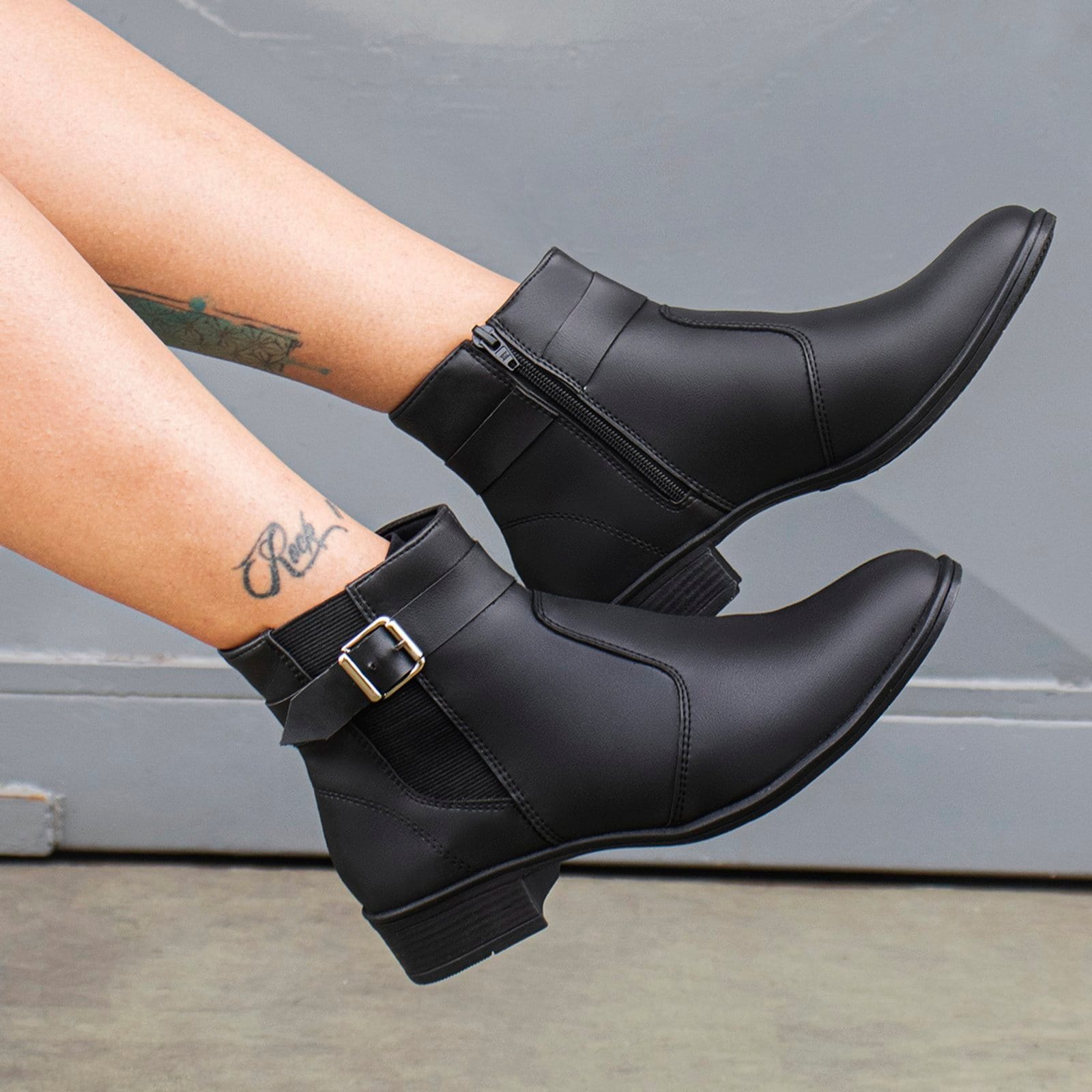 Vista principal Bota Feminina Salto Baixo Coturno Cano Curto Com Fivela Ziper Lateral Preta BREDENI preto